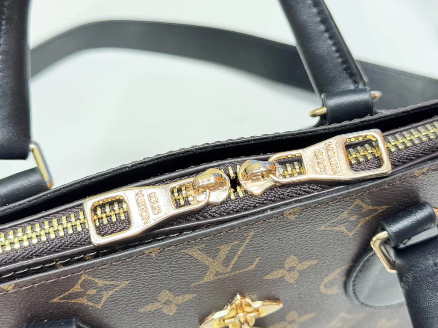 P Large 140 Small 130 Upgraded Original M44351 M44350 M44359 This FlowerBB zipper Tote handbag is made of soft Monogram canvas, equipped with smooth leather handles, shoulder straps and side seams. The shining golden metal flower padlock is the finishing touch. The versatile small bag has a soft, round shape that adds Louis Vuitton's signature femininity to casual looks. Large size 36-28-17, small size 29-23.5-13.5