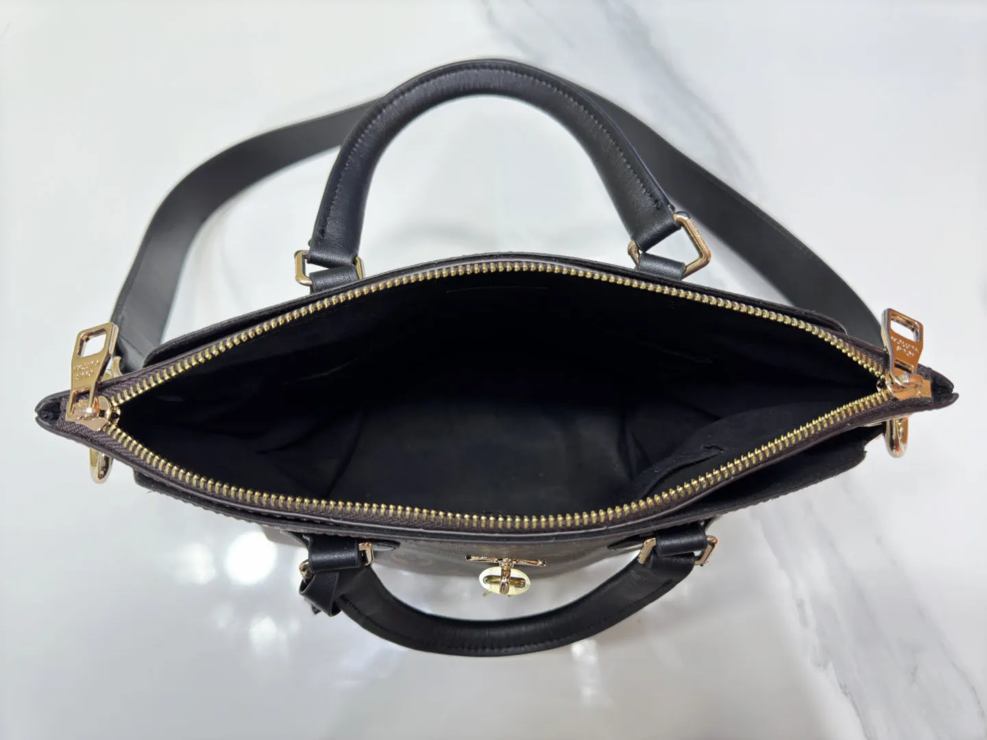 P Large 140 Small 130 Upgraded Original M44351 M44350 M44359 This FlowerBB zipper Tote handbag is made of soft Monogram canvas, equipped with smooth leather handles, shoulder straps and side seams. The shining golden metal flower padlock is the finishing touch. The versatile small bag has a soft, round shape that adds Louis Vuitton's signature femininity to casual looks. Large size 36-28-17, small size 29-23.5-13.5