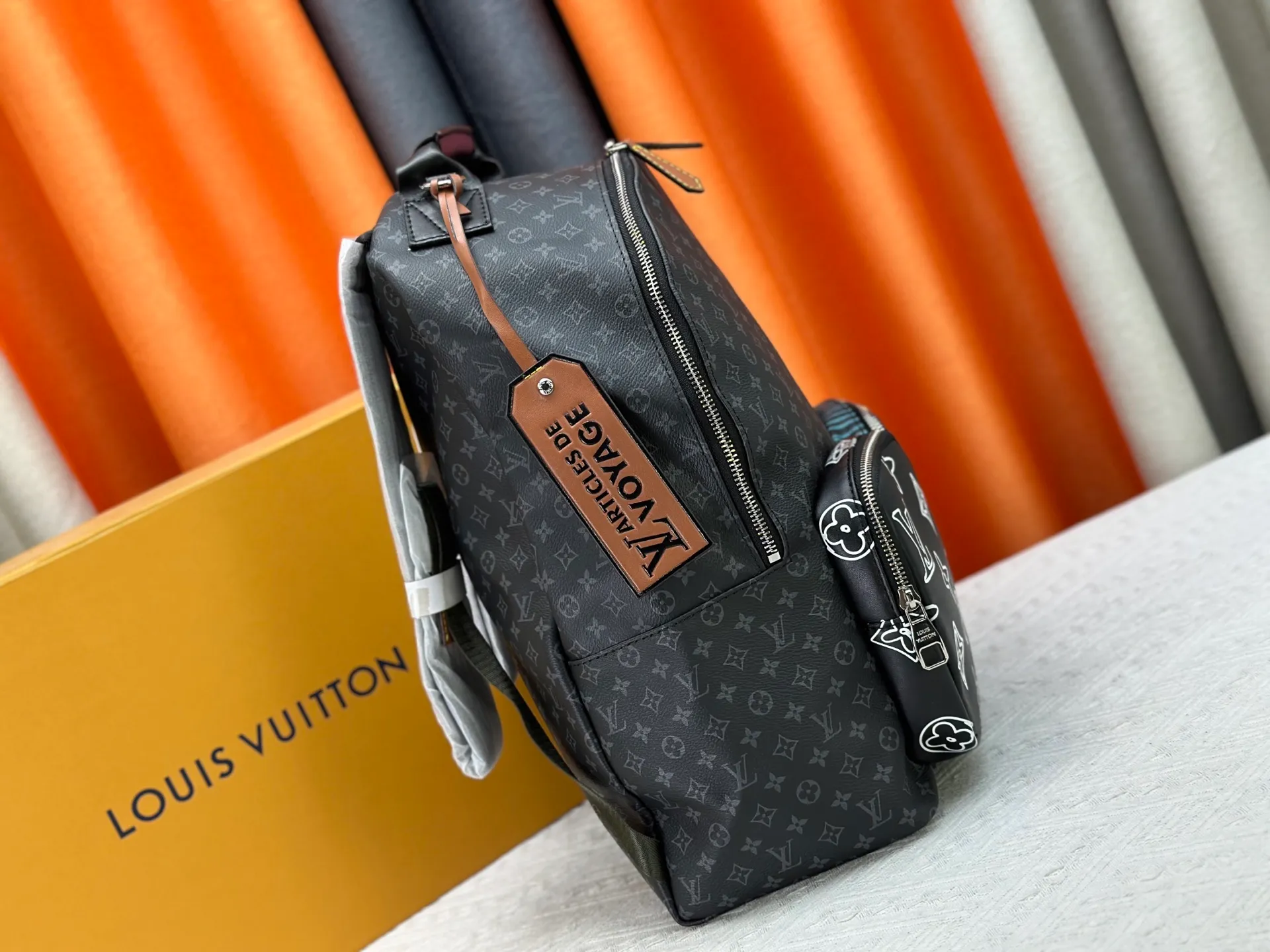 P360 M45455 Black Flower MULTIPOCKET Backpack Virgil Abloh incorporates the Patchwork theme of the 2020 Autumn and Winter series into this Multipocket backpack, creating a variety of styles from a trendy perspective. The zipped main compartment holds a laptop, and exterior pockets feature the classic Monogram and Epi graphics. Monogram Eclipse coated canvas and cowhide Leather and fabric trim Textile lining Hardware Louis Vuitton logo tag Top leather carry handle Zip main compartment with leather zip puller Zip front pocket Internal patch pocket Designer handle: Single handle Dimensions: 30.0 x 40.0 x 15.5 cm