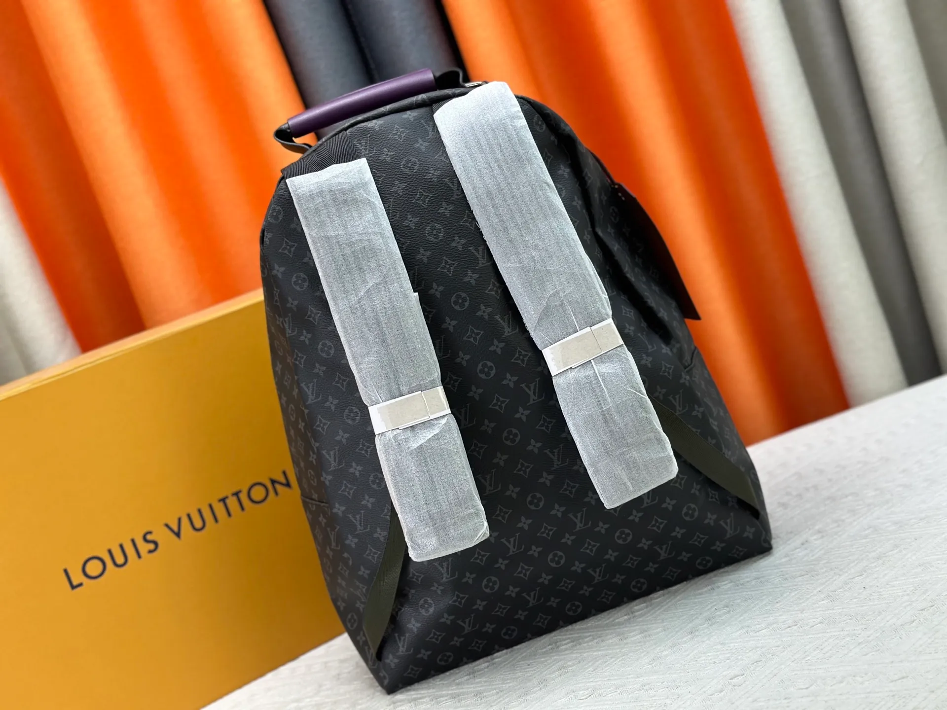 P360 M45455 Black Flower MULTIPOCKET Backpack Virgil Abloh incorporates the Patchwork theme of the 2020 Autumn and Winter series into this Multipocket backpack, creating a variety of styles from a trendy perspective. The zipped main compartment holds a laptop, and exterior pockets feature the classic Monogram and Epi graphics. Monogram Eclipse coated canvas and cowhide Leather and fabric trim Textile lining Hardware Louis Vuitton logo tag Top leather carry handle Zip main compartment with leather zip puller Zip front pocket Internal patch pocket Designer handle: Single handle Dimensions: 30.0 x 40.0 x 15.5 cm