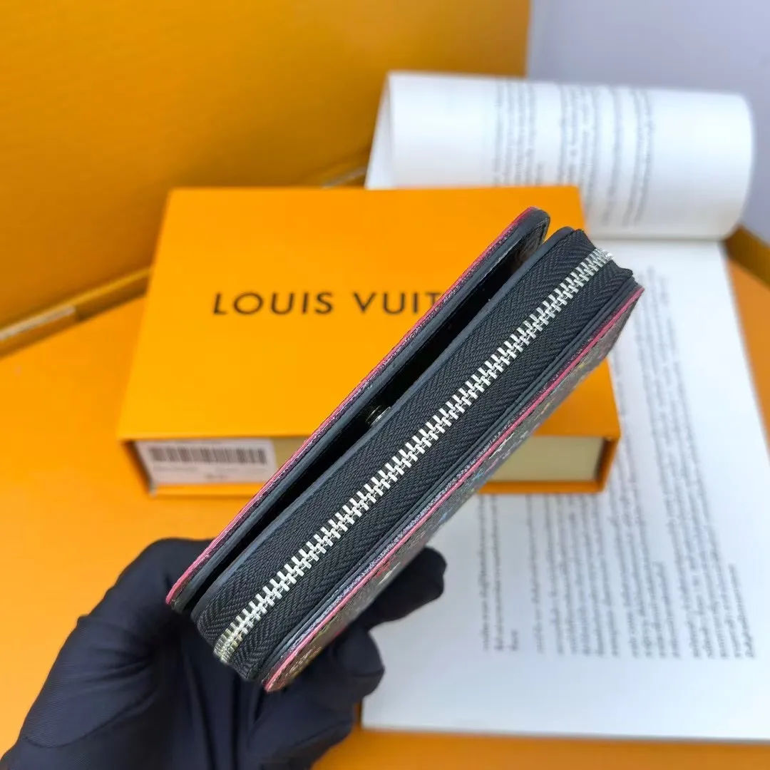 P150 M83689 33 colors This Cléa wallet is made of Monogram Empreinte soft grained cowhide, embellished with Louis Vuitton's iconic Monogram embossed pattern. It has a stylish design, is exquisite and compact but has a spacious capacity. It is equipped with an external patch pocket, zipper coin pocket, banknote compartment and six credit card slots.
