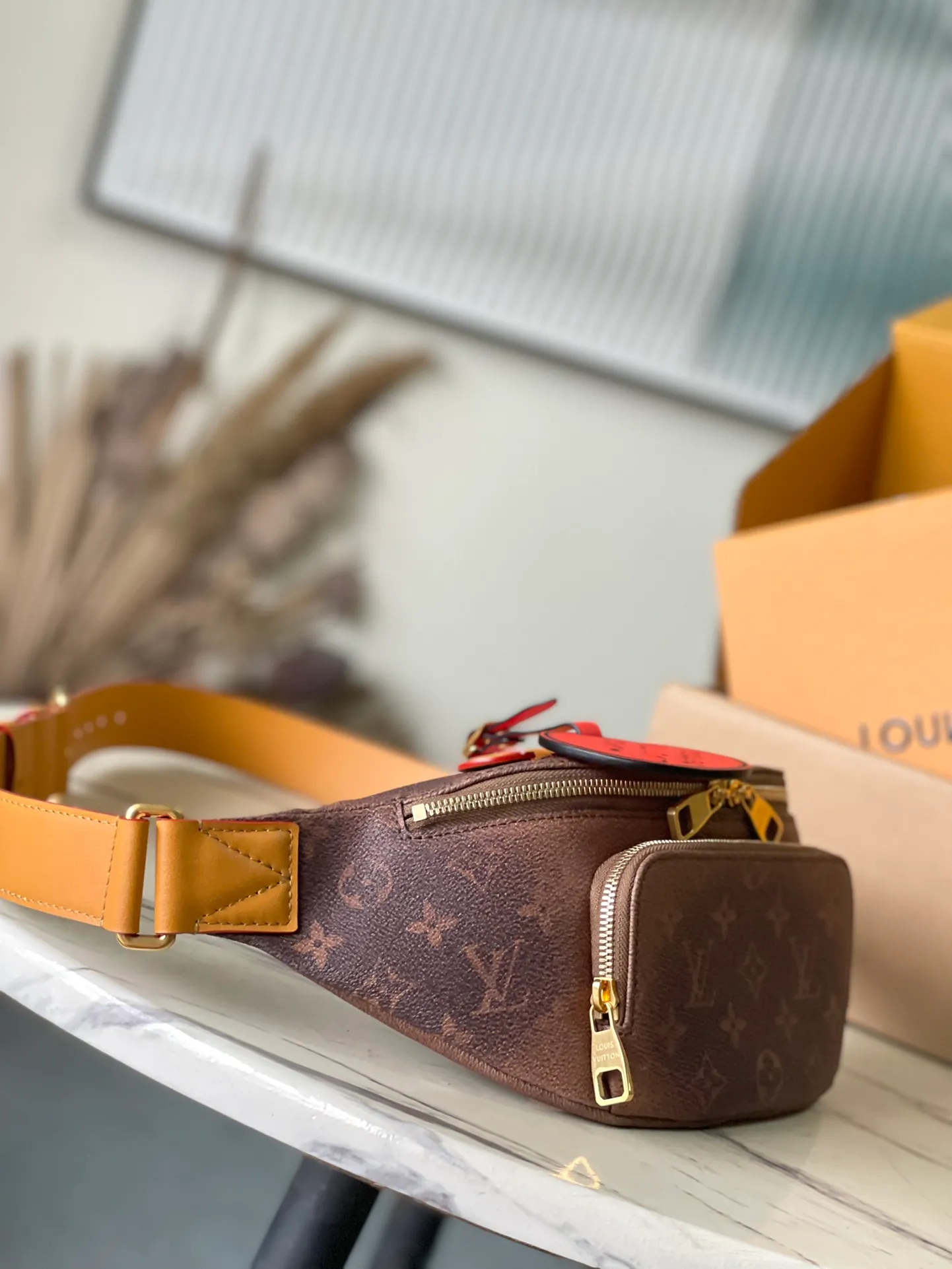 💰980 Top original item M11539 This Rush waist bag is made of Monogram Dust canvas to cleverly present a retro trompe l'oeil effect. It is equipped with double zippers for convenient access to the main compartment. The elegant decoration expresses the Marque LVuitton Deposee logo. Dimensions: 30 × 15 × 8cm