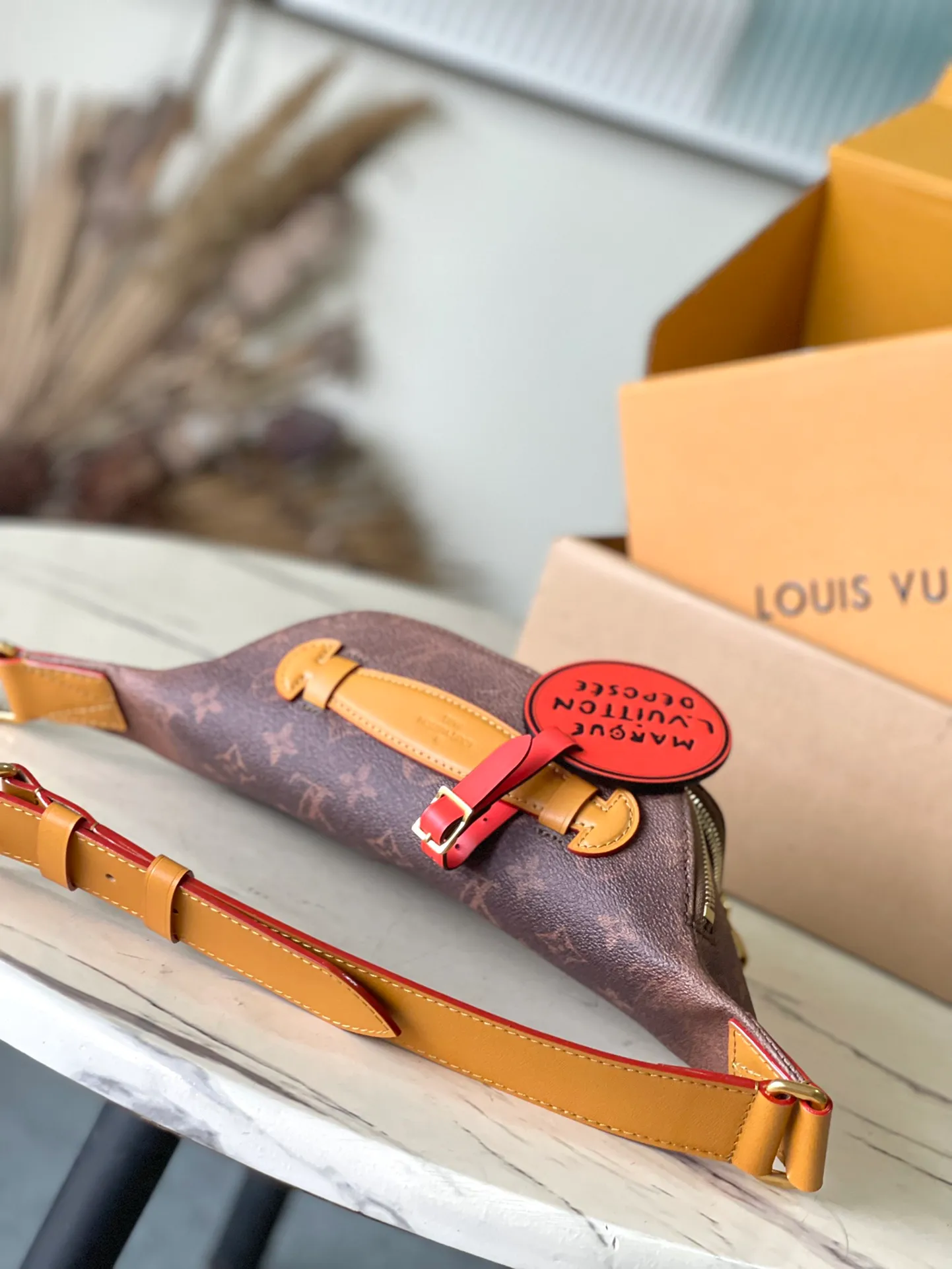 💰980 Top original item M11539 This Rush waist bag is made of Monogram Dust canvas to cleverly present a retro trompe l'oeil effect. It is equipped with double zippers for convenient access to the main compartment. The elegant decoration expresses the Marque LVuitton Deposee logo. Dimensions: 30 × 15 × 8cm