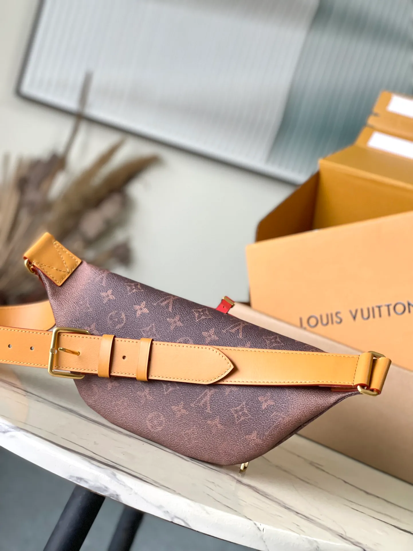 💰980 Top original item M11539 This Rush waist bag is made of Monogram Dust canvas to cleverly present a retro trompe l'oeil effect. It is equipped with double zippers for convenient access to the main compartment. The elegant decoration expresses the Marque LVuitton Deposee logo. Dimensions: 30 × 15 × 8cm