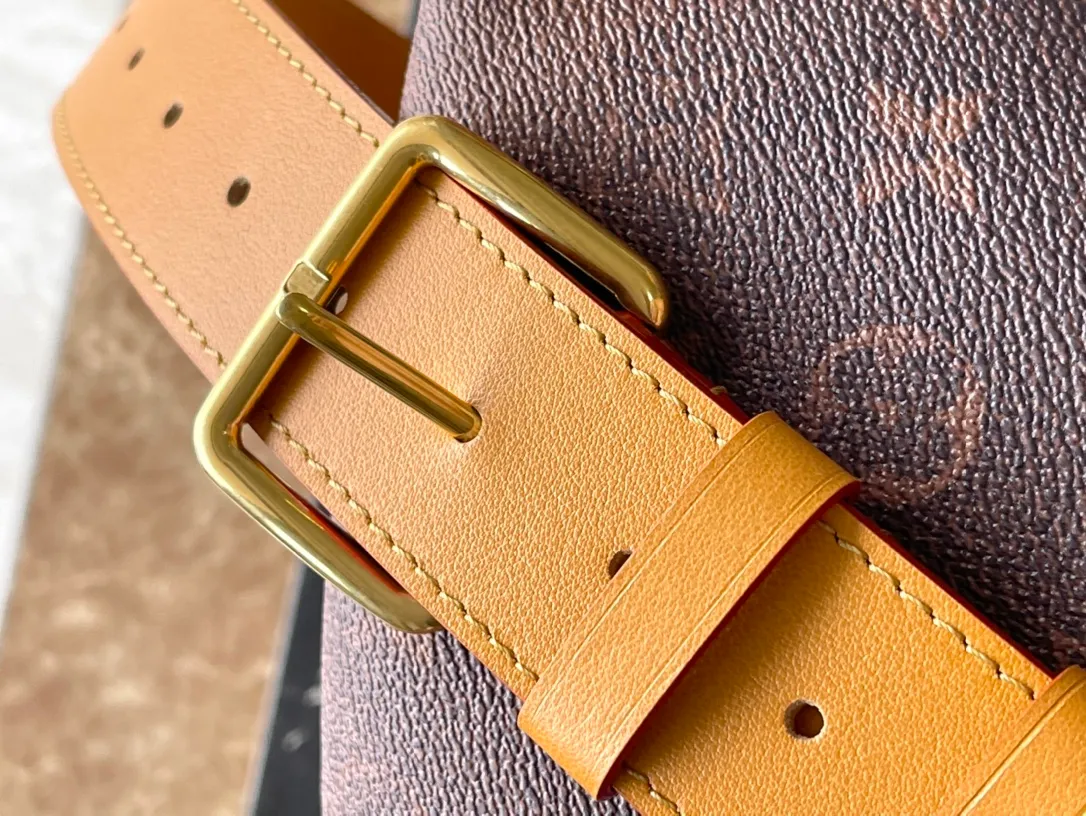 💰980 Top original item M11539 This Rush waist bag is made of Monogram Dust canvas to cleverly present a retro trompe l'oeil effect. It is equipped with double zippers for convenient access to the main compartment. The elegant decoration expresses the Marque LVuitton Deposee logo. Dimensions: 30 × 15 × 8cm