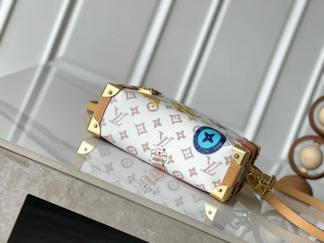 💰1180 Top original transcoded chip version Exclusive real shot M14606 This Side Trunk medium handbag comes from the Flight Mode series, giving the Monogram Dune canvas a retro look. The lightweight structure is embellished with a collage-effect label, the dazzling aircraft charm and the classic key bag are rich in details, and the cowhide leather trim pays tribute to the brand's trunk-making heritage. Coated canvas - Calf leather trim - Textile lining - Metal hardware - Zip closure with S-lock - Holds a 6.7-inch smartphone, Zippy long wallet, headphones, keys and lipstick - Shoulder strap: removable and adjustable! Size:23.5x16x8.5CM
