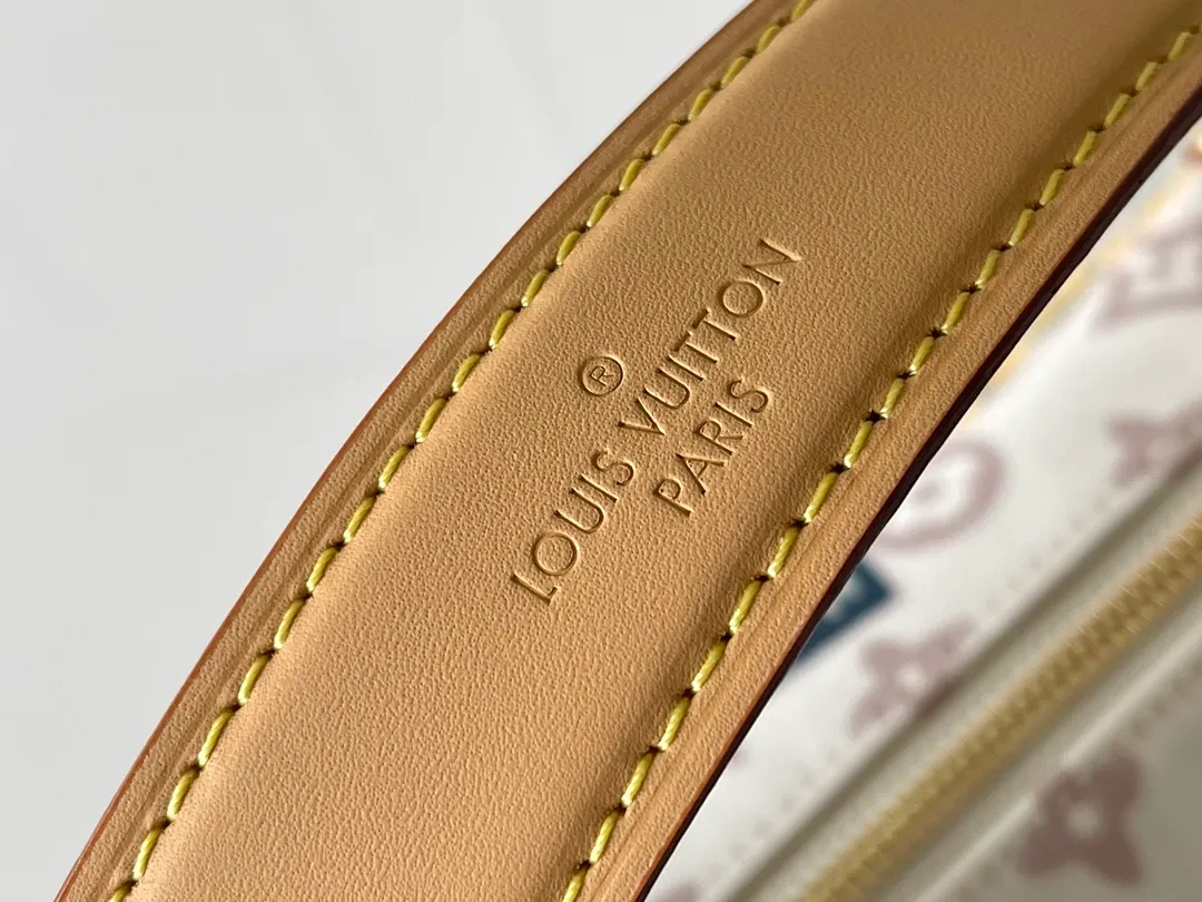 💰1180 Top original transcoded chip version Exclusive real shot M14606 This Side Trunk medium handbag comes from the Flight Mode series, giving the Monogram Dune canvas a retro look. The lightweight structure is embellished with a collage-effect label, the dazzling aircraft charm and the classic key bag are rich in details, and the cowhide leather trim pays tribute to the brand's trunk-making heritage. Coated canvas - Calf leather trim - Textile lining - Metal hardware - Zip closure with S-lock - Holds a 6.7-inch smartphone, Zippy long wallet, headphones, keys and lipstick - Shoulder strap: removable and adjustable! Size:23.5x16x8.5CM