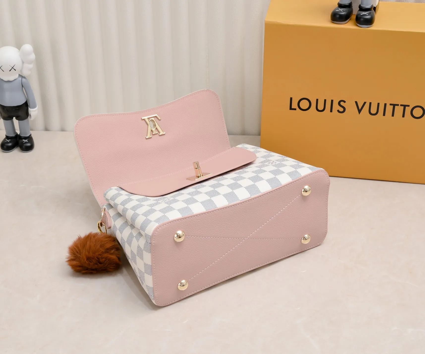 ¥500💰 Exclusive real shot-upgraded version ‼ ️New spring and summer products☀️ 💥Louis Vuitton 2023 popular practical and fashionable handheld crossbody model💪 Model: 56122🎉Color matching latest style Métis The unique shape exudes elegance. Presbyopic/yellow/original cowhide with original buckle hardware, made of soft Monogram canvas, has multiple practical pockets and three compartments. Size: length 27x height 18x ​​width 12cm