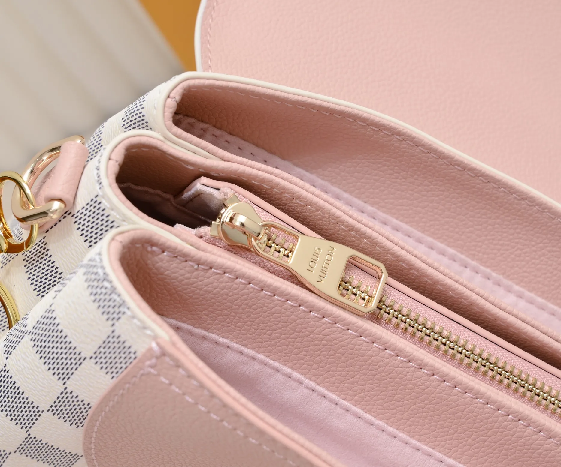 ¥500💰 Exclusive real shot-upgraded version ‼ ️New spring and summer products☀️ 💥Louis Vuitton 2023 popular practical and fashionable handheld crossbody model💪 Model: 56122🎉Color matching latest style Métis The unique shape exudes elegance. Presbyopic/yellow/original cowhide with original buckle hardware, made of soft Monogram canvas, has multiple practical pockets and three compartments. Size: length 27x height 18x ​​width 12cm