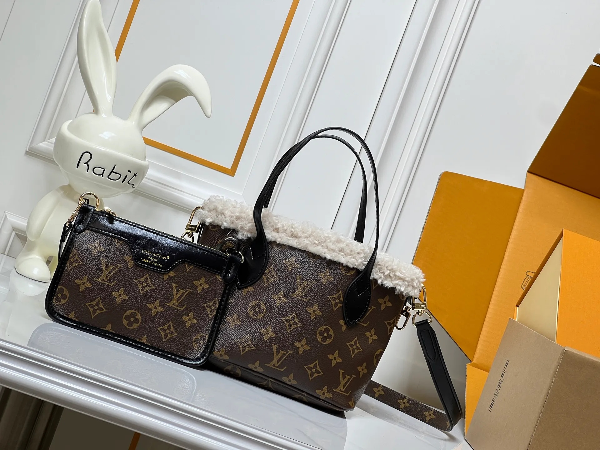 Batch 360💰M26315 12099 Guangzhou goods upgraded version This Neverfull Bandoulière Inside Out BB handbag comes from the LV Ski series and is made of Monogram canvas with trendy shearling trim and lining. The Teddygram logo is laid out on it, creating a sophisticated style with dazzling metal parts. A zippered pocket adds a finishing touch to the reversible design, allowing it to be held individually. Long shoulder straps allow for cross-body comfort. 16.5 x 11 x 26.5 cm (height x width x length)