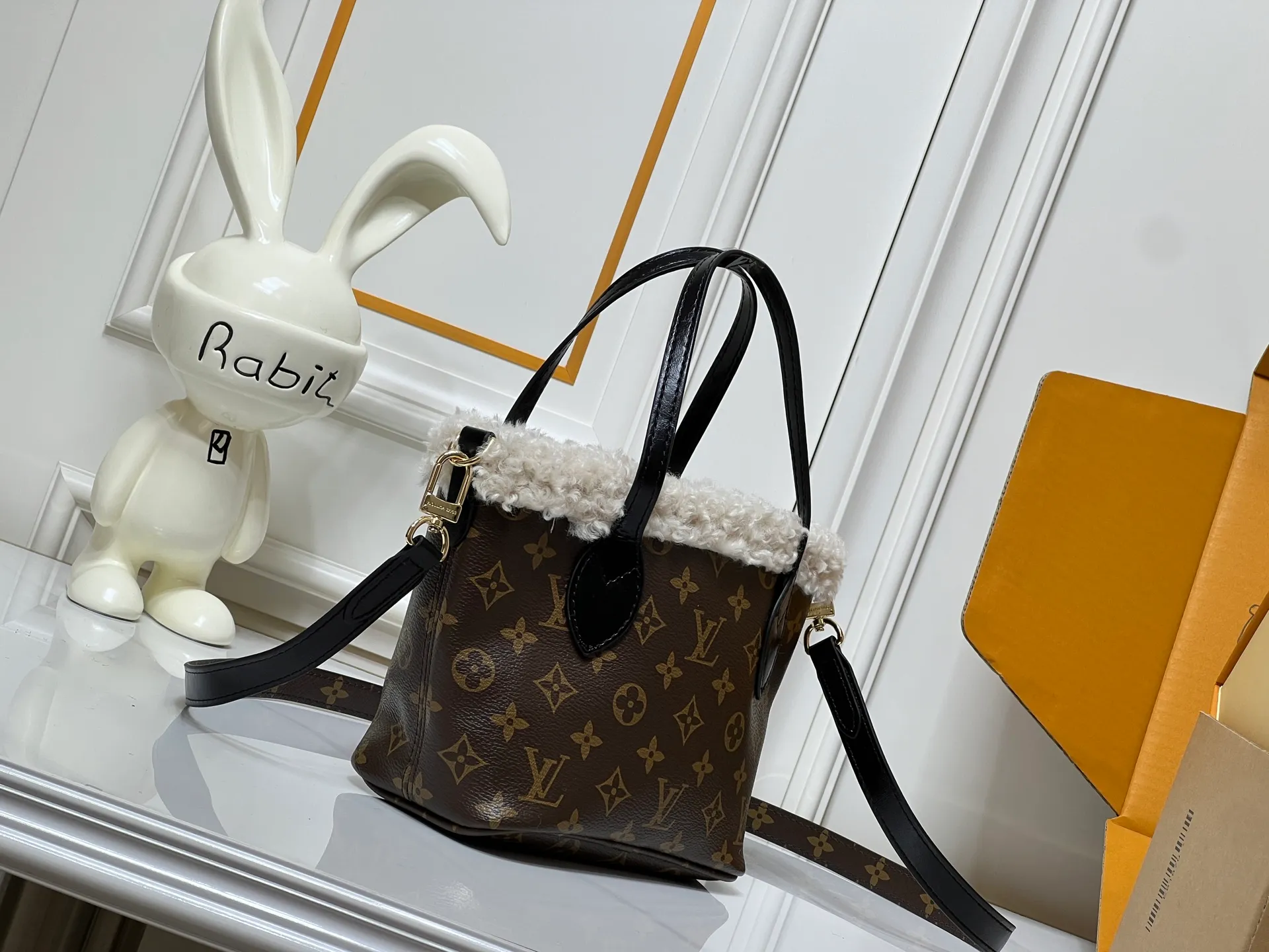 Batch 360💰M26315 12099 Guangzhou goods upgraded version This Neverfull Bandoulière Inside Out BB handbag comes from the LV Ski series and is made of Monogram canvas with trendy shearling trim and lining. The Teddygram logo is laid out on it, creating a sophisticated style with dazzling metal parts. A zippered pocket adds a finishing touch to the reversible design, allowing it to be held individually. Long shoulder straps allow for cross-body comfort. 16.5 x 11 x 26.5 cm (height x width x length)