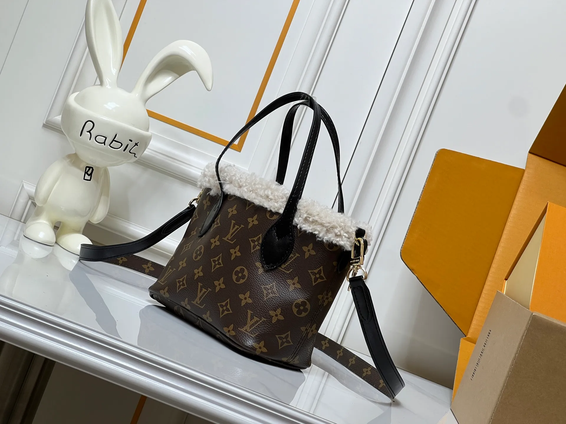Batch 360💰M26315 12099 Guangzhou goods upgraded version This Neverfull Bandoulière Inside Out BB handbag comes from the LV Ski series and is made of Monogram canvas with trendy shearling trim and lining. The Teddygram logo is laid out on it, creating a sophisticated style with dazzling metal parts. A zippered pocket adds a finishing touch to the reversible design, allowing it to be held individually. Long shoulder straps allow for cross-body comfort. 16.5 x 11 x 26.5 cm (height x width x length)