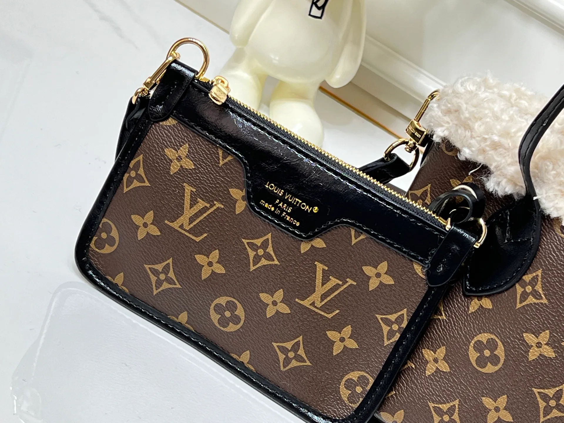Batch 360💰M26315 12099 Guangzhou goods upgraded version This Neverfull Bandoulière Inside Out BB handbag comes from the LV Ski series and is made of Monogram canvas with trendy shearling trim and lining. The Teddygram logo is laid out on it, creating a sophisticated style with dazzling metal parts. A zippered pocket adds a finishing touch to the reversible design, allowing it to be held individually. Long shoulder straps allow for cross-body comfort. 16.5 x 11 x 26.5 cm (height x width x length)