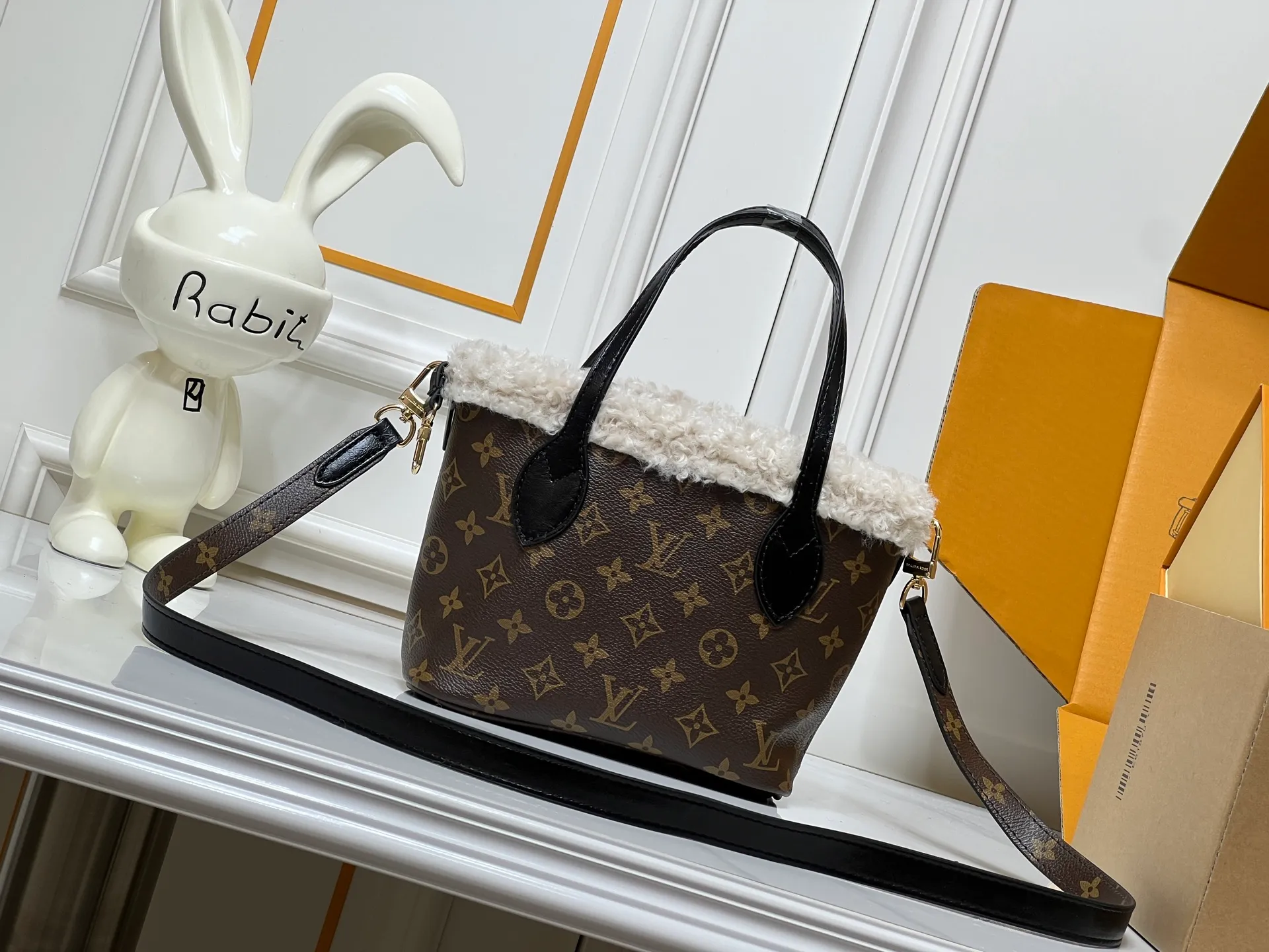 Batch 360💰M26315 12099 Guangzhou goods upgraded version This Neverfull Bandoulière Inside Out BB handbag comes from the LV Ski series and is made of Monogram canvas with trendy shearling trim and lining. The Teddygram logo is laid out on it, creating a sophisticated style with dazzling metal parts. A zippered pocket adds a finishing touch to the reversible design, allowing it to be held individually. Long shoulder straps allow for cross-body comfort. 16.5 x 11 x 26.5 cm (height x width x length)