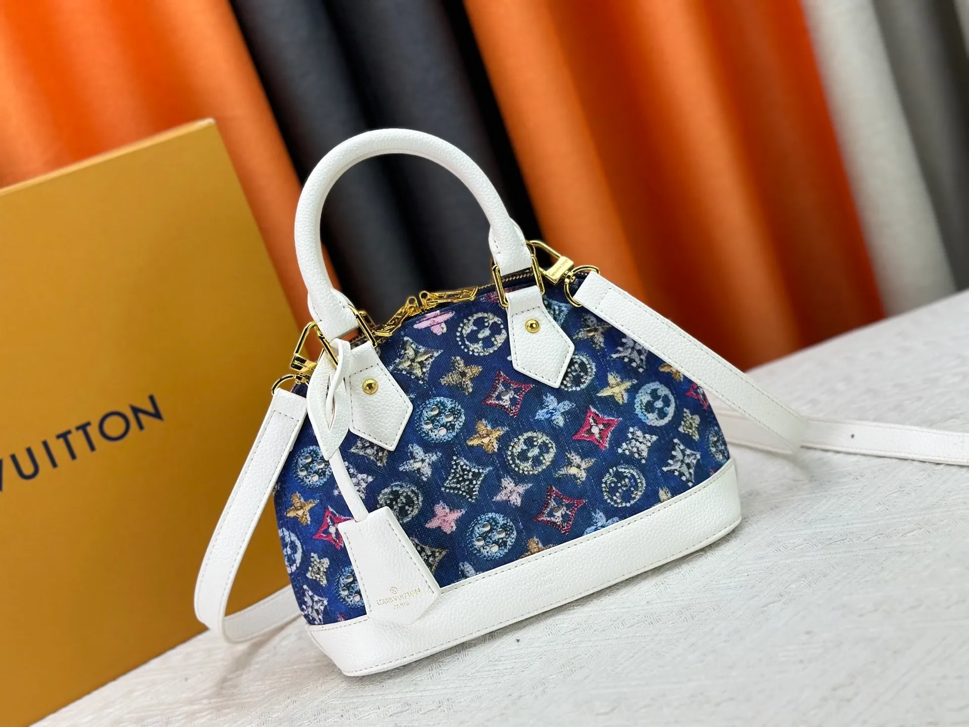 P320 Upgraded version M53152 Denim This charming Alma BB handbag is derived from the classic Louis Vuitton bag designed in 1934. Iconic elements give this Monogram canvas bag a classic elegance: padlock and key charm, Toron handle and refined leather key holder. Features a detachable shoulder strap for cross-body wear. Dimensions: 23.5 x 17.5 x 11.5 cm (length x height x width)