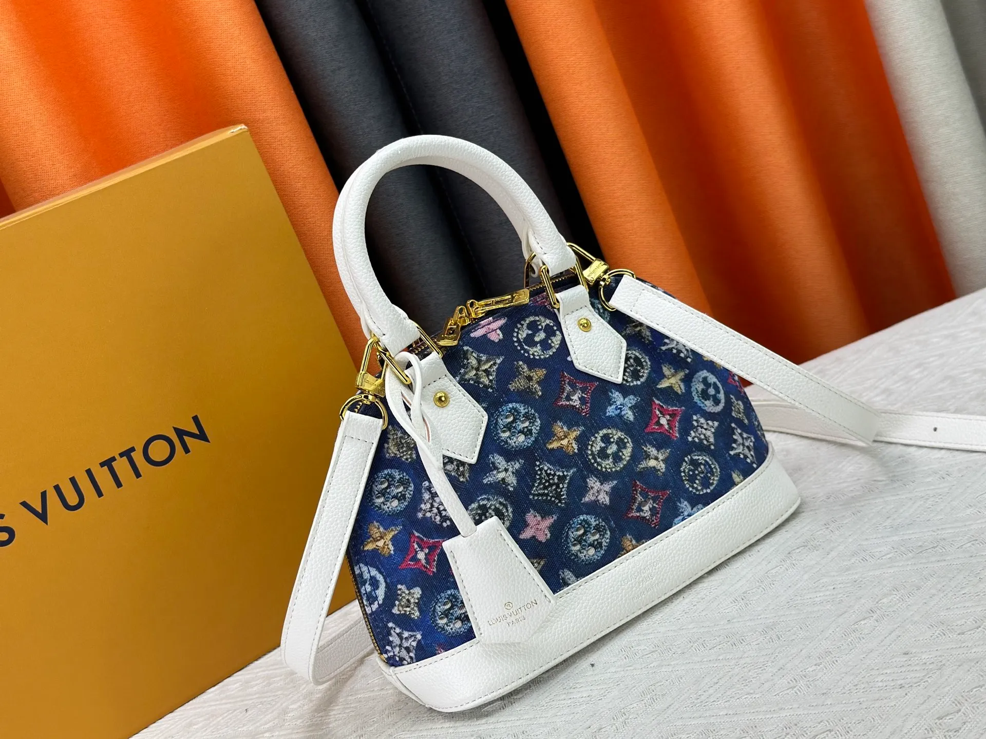 P320 Upgraded version M53152 Denim This charming Alma BB handbag is derived from the classic Louis Vuitton bag designed in 1934. Iconic elements give this Monogram canvas bag a classic elegance: padlock and key charm, Toron handle and refined leather key holder. Features a detachable shoulder strap for cross-body wear. Dimensions: 23.5 x 17.5 x 11.5 cm (length x height x width)