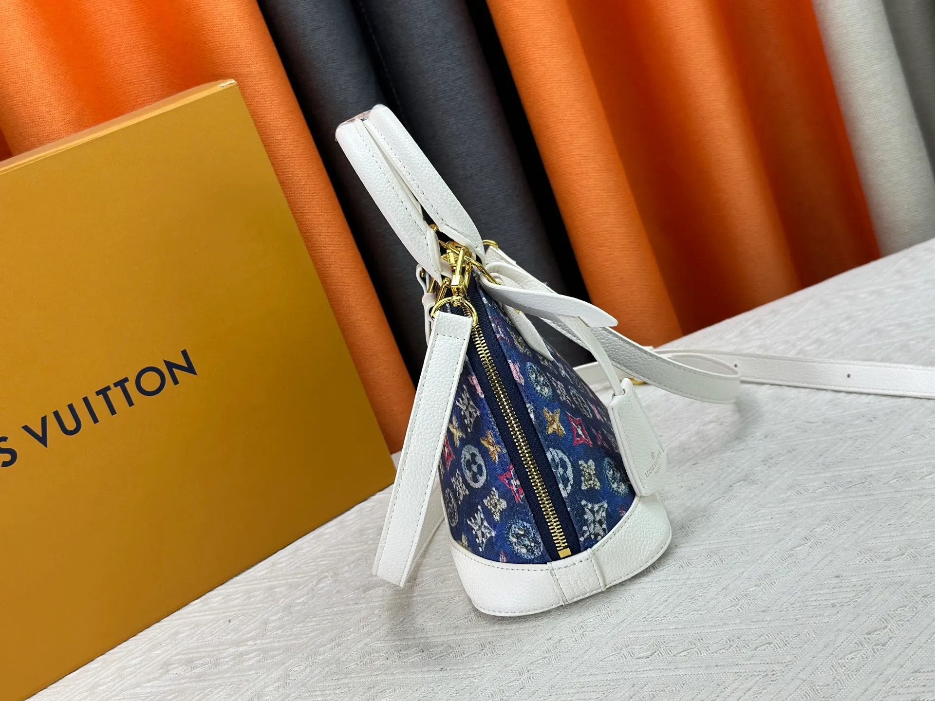 P320 Upgraded version M53152 Denim This charming Alma BB handbag is derived from the classic Louis Vuitton bag designed in 1934. Iconic elements give this Monogram canvas bag a classic elegance: padlock and key charm, Toron handle and refined leather key holder. Features a detachable shoulder strap for cross-body wear. Dimensions: 23.5 x 17.5 x 11.5 cm (length x height x width)