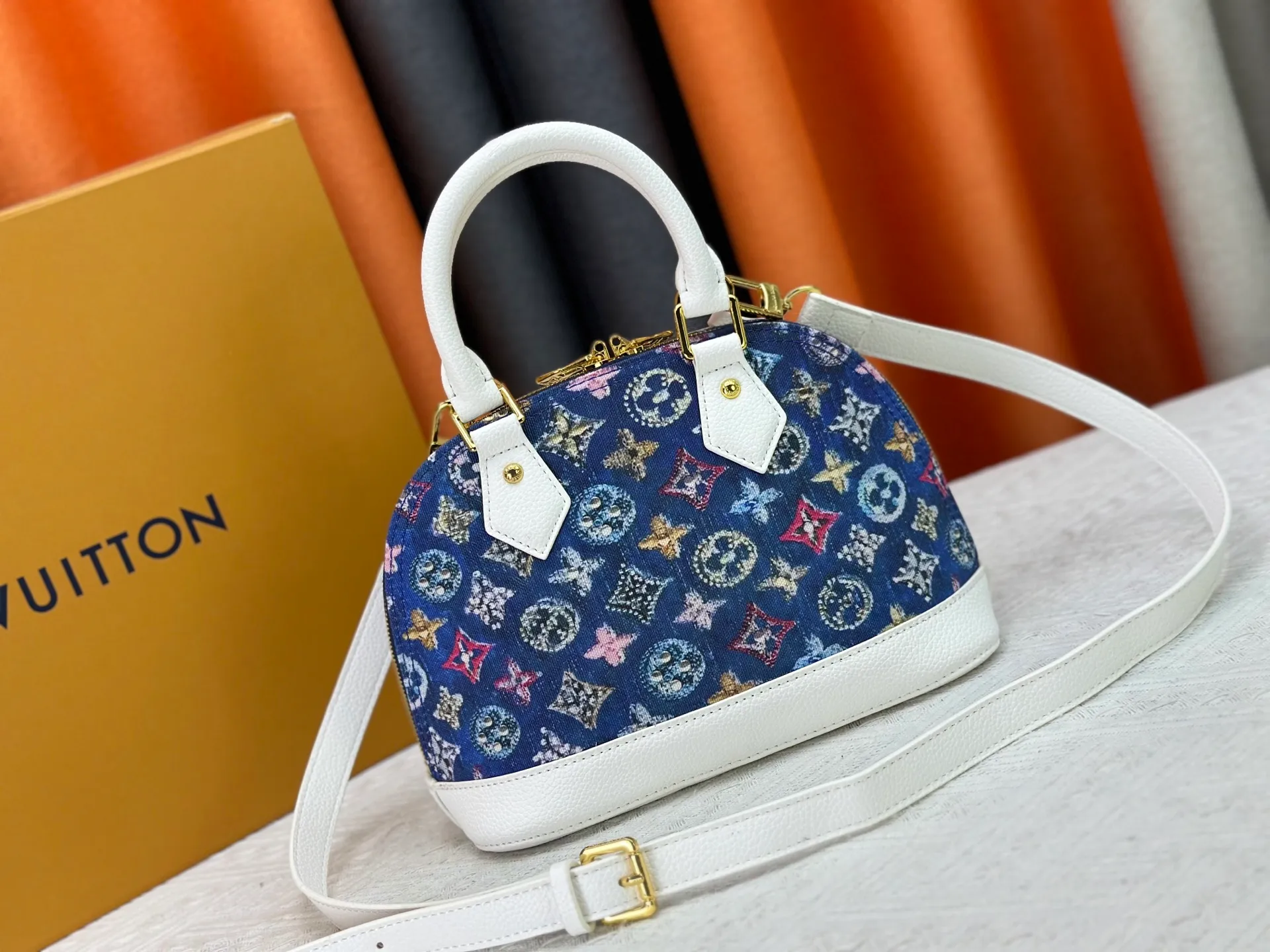 P320 Upgraded version M53152 Denim This charming Alma BB handbag is derived from the classic Louis Vuitton bag designed in 1934. Iconic elements give this Monogram canvas bag a classic elegance: padlock and key charm, Toron handle and refined leather key holder. Features a detachable shoulder strap for cross-body wear. Dimensions: 23.5 x 17.5 x 11.5 cm (length x height x width)