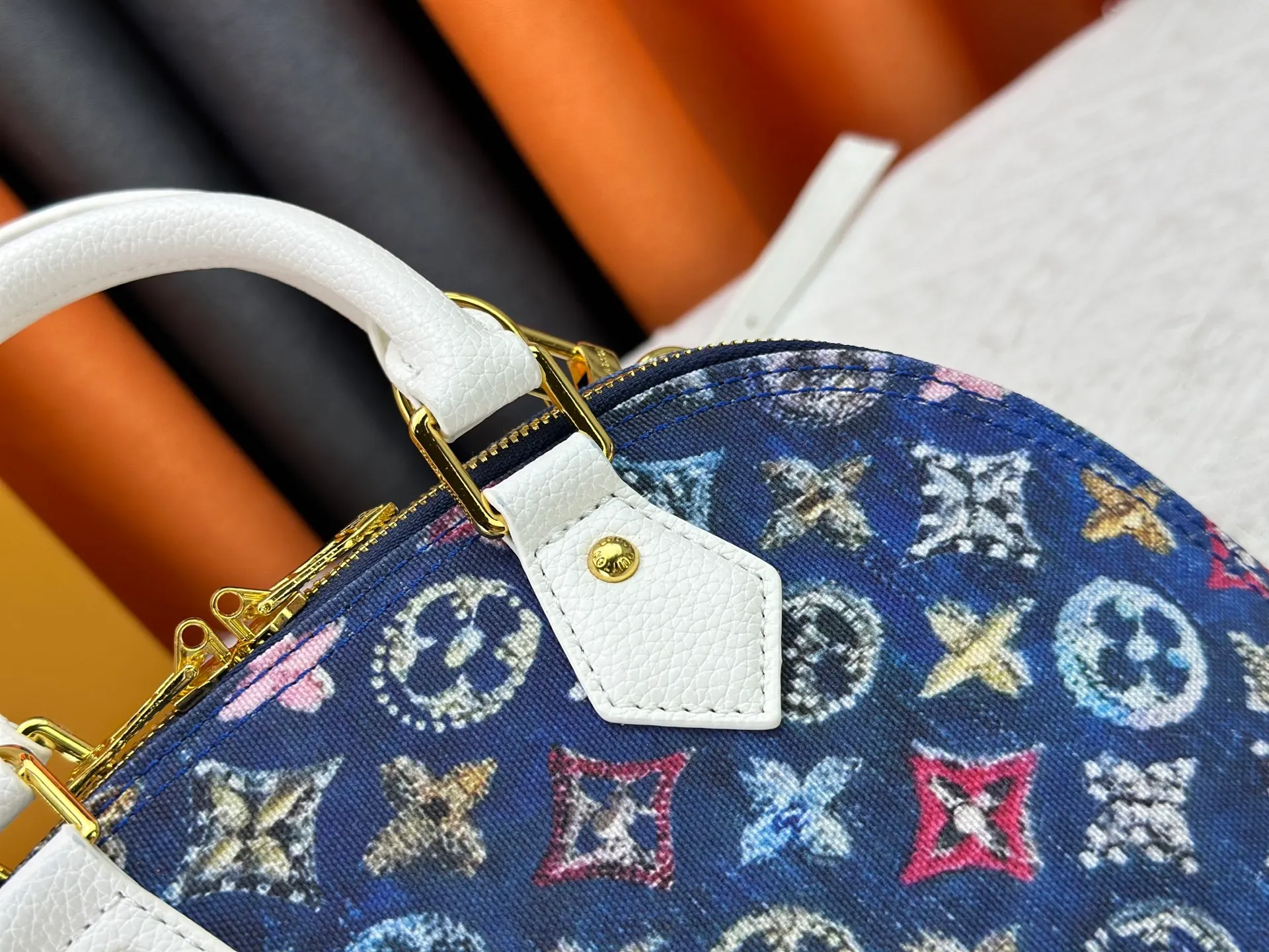 P320 Upgraded version M53152 Denim This charming Alma BB handbag is derived from the classic Louis Vuitton bag designed in 1934. Iconic elements give this Monogram canvas bag a classic elegance: padlock and key charm, Toron handle and refined leather key holder. Features a detachable shoulder strap for cross-body wear. Dimensions: 23.5 x 17.5 x 11.5 cm (length x height x width)