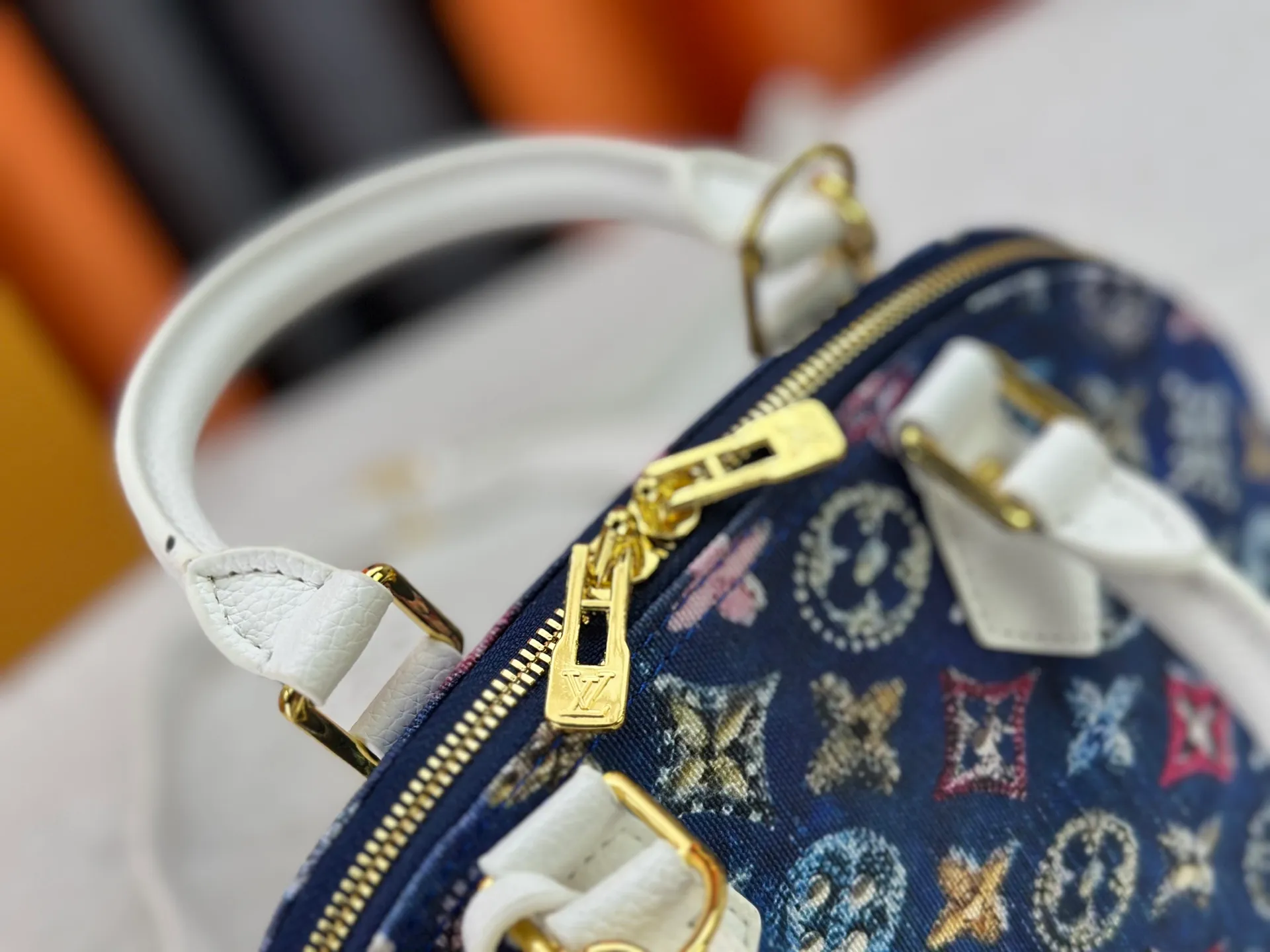 P320 Upgraded version M53152 Denim This charming Alma BB handbag is derived from the classic Louis Vuitton bag designed in 1934. Iconic elements give this Monogram canvas bag a classic elegance: padlock and key charm, Toron handle and refined leather key holder. Features a detachable shoulder strap for cross-body wear. Dimensions: 23.5 x 17.5 x 11.5 cm (length x height x width)
