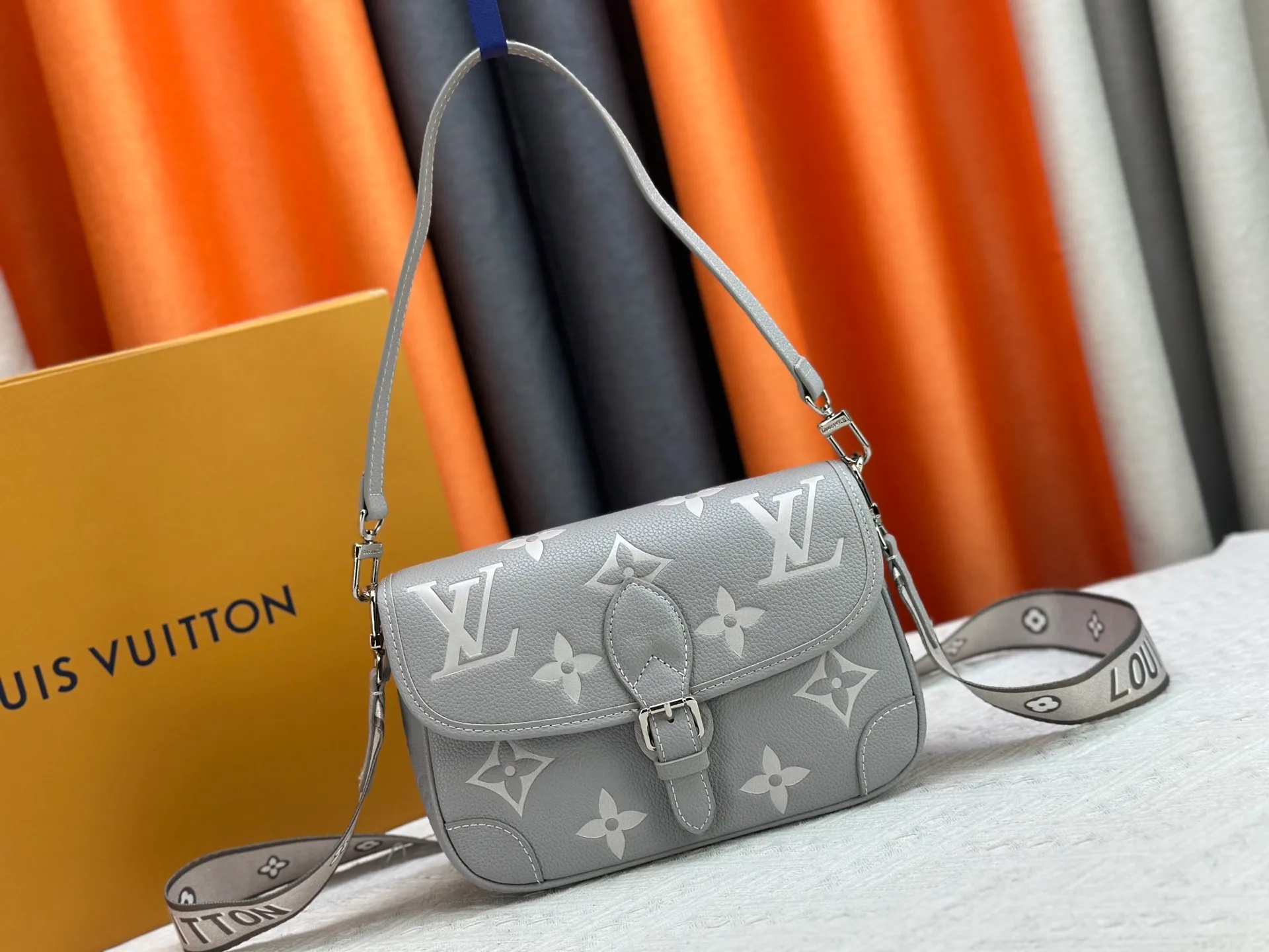 P220 Upgraded original M14214 M46583 M46584 M46386 M46388 M45985 Full leather baguette series New Diane handbag The Diane satchel is made of Monogram Empreinte, made of the brand's iconic embossed leather. This versatile bag comes with a removable leather shoulder strap that can be worn on the shoulder or by hand, as well as a wide removable full leather crossbody bag with 'Louis Vuitton' printed strap. This versatile bag can be styled in chic or sporty fashion to match the overall style or mood. Dimensions: 25.0 × 9.0 × 15.0 cm