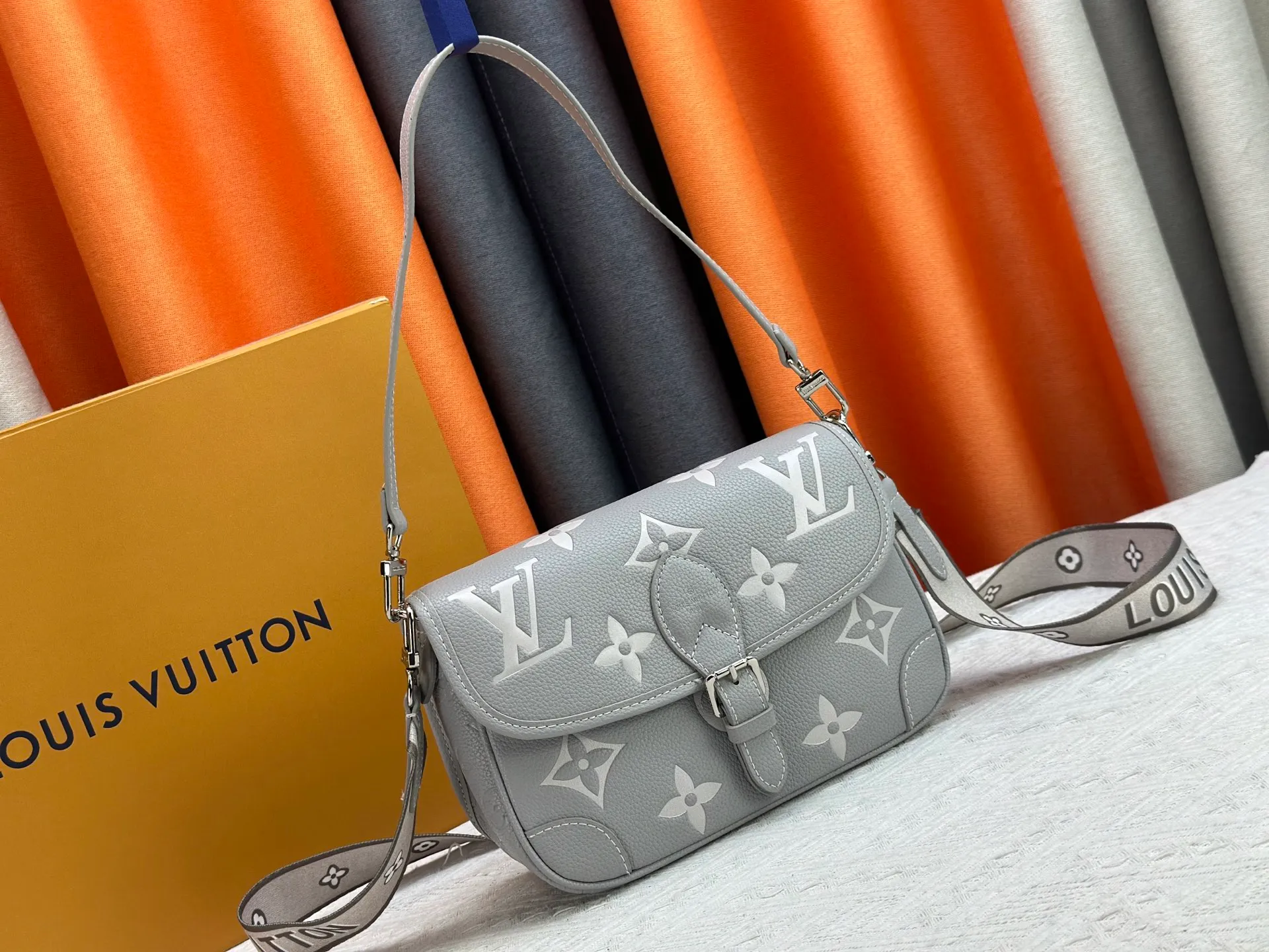 P220 Upgraded original M14214 M46583 M46584 M46386 M46388 M45985 Full leather baguette series New Diane handbag The Diane satchel is made of Monogram Empreinte, made of the brand's iconic embossed leather. This versatile bag comes with a removable leather shoulder strap that can be worn on the shoulder or by hand, as well as a wide removable full leather crossbody bag with 'Louis Vuitton' printed strap. This versatile bag can be styled in chic or sporty fashion to match the overall style or mood. Dimensions: 25.0 × 9.0 × 15.0 cm