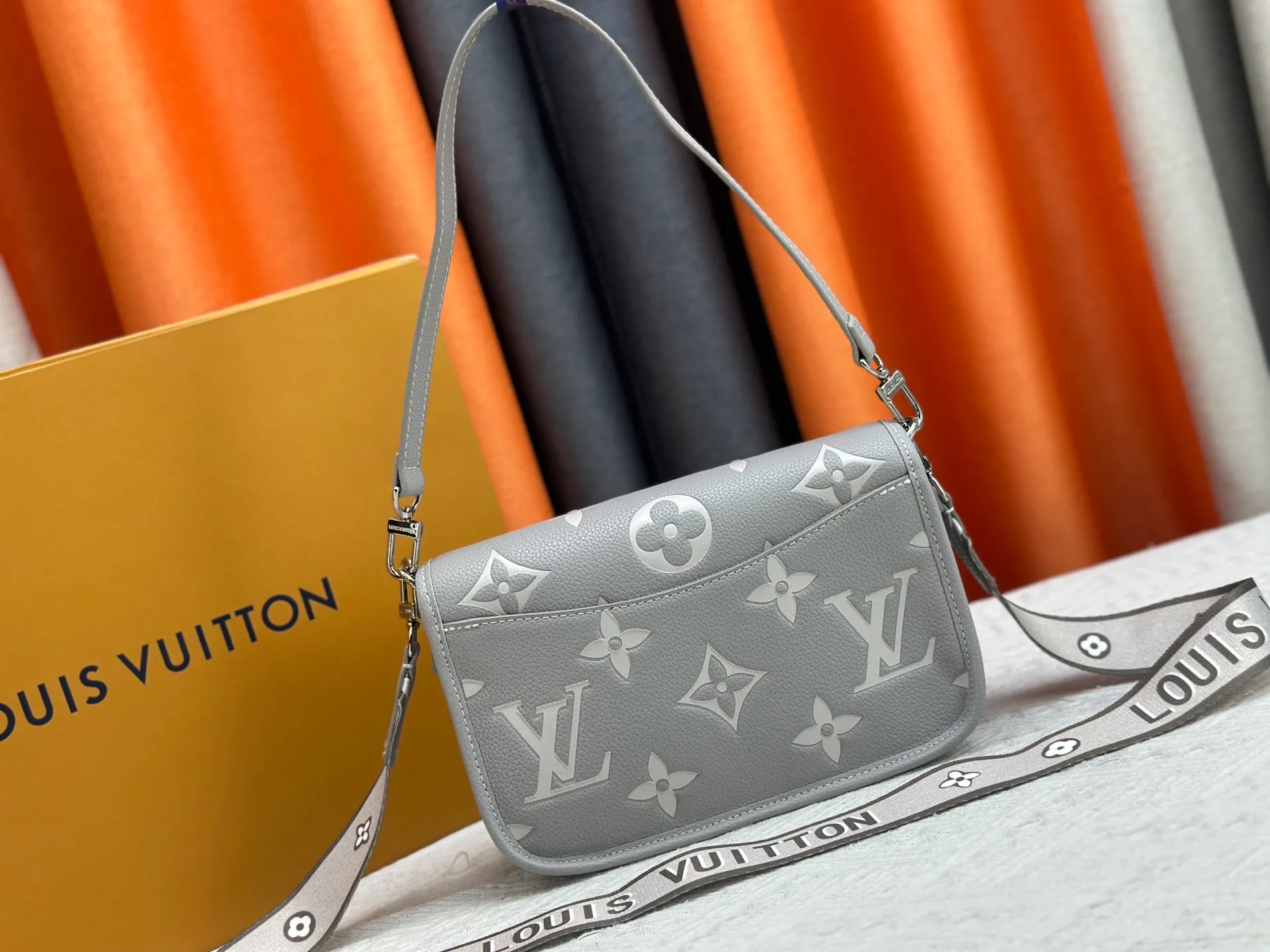 P220 Upgraded original M14214 M46583 M46584 M46386 M46388 M45985 Full leather baguette series New Diane handbag The Diane satchel is made of Monogram Empreinte, made of the brand's iconic embossed leather. This versatile bag comes with a removable leather shoulder strap that can be worn on the shoulder or by hand, as well as a wide removable full leather crossbody bag with 'Louis Vuitton' printed strap. This versatile bag can be styled in chic or sporty fashion to match the overall style or mood. Dimensions: 25.0 × 9.0 × 15.0 cm