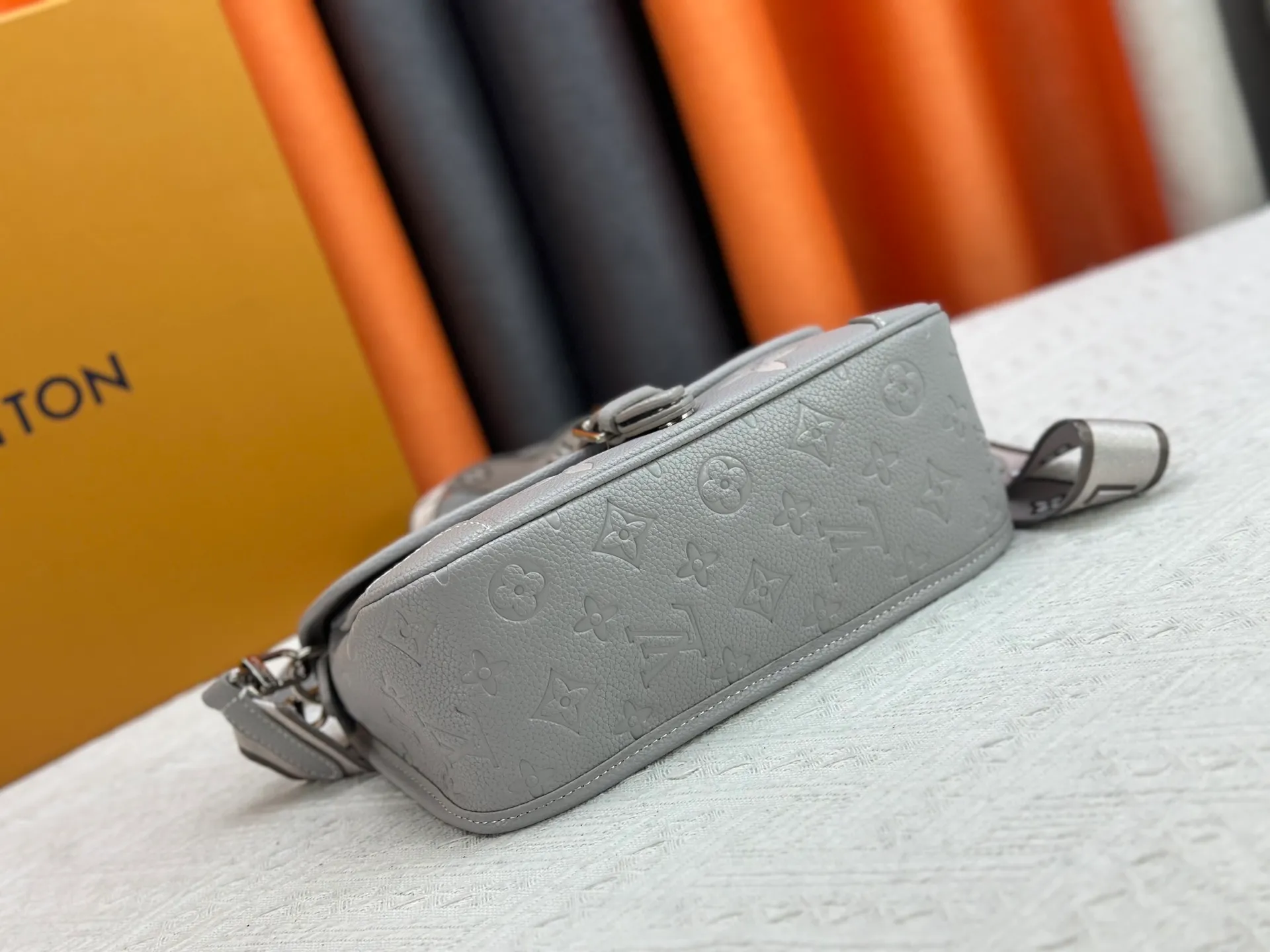 P220 Upgraded original M14214 M46583 M46584 M46386 M46388 M45985 Full leather baguette series New Diane handbag The Diane satchel is made of Monogram Empreinte, made of the brand's iconic embossed leather. This versatile bag comes with a removable leather shoulder strap that can be worn on the shoulder or by hand, as well as a wide removable full leather crossbody bag with 'Louis Vuitton' printed strap. This versatile bag can be styled in chic or sporty fashion to match the overall style or mood. Dimensions: 25.0 × 9.0 × 15.0 cm
