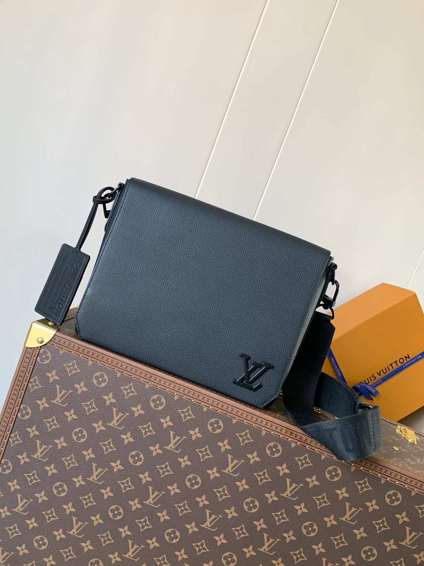 💰1120 (top layer leather) top original order M57080 black M21363 blue 22505 asphalt gray 23709 navy blue top original order transcoding chip LV Aerogram The minimalist design of the messenger bag is full of trendy atmosphere: the customizable label on the fine cow leather surface looks like the stamps on old aviation letterheads, the right-angled flap opens the interior space, which can accommodate mobile phones, tablets and documents, and the zippered back pocket securely stores valuables. 27.0