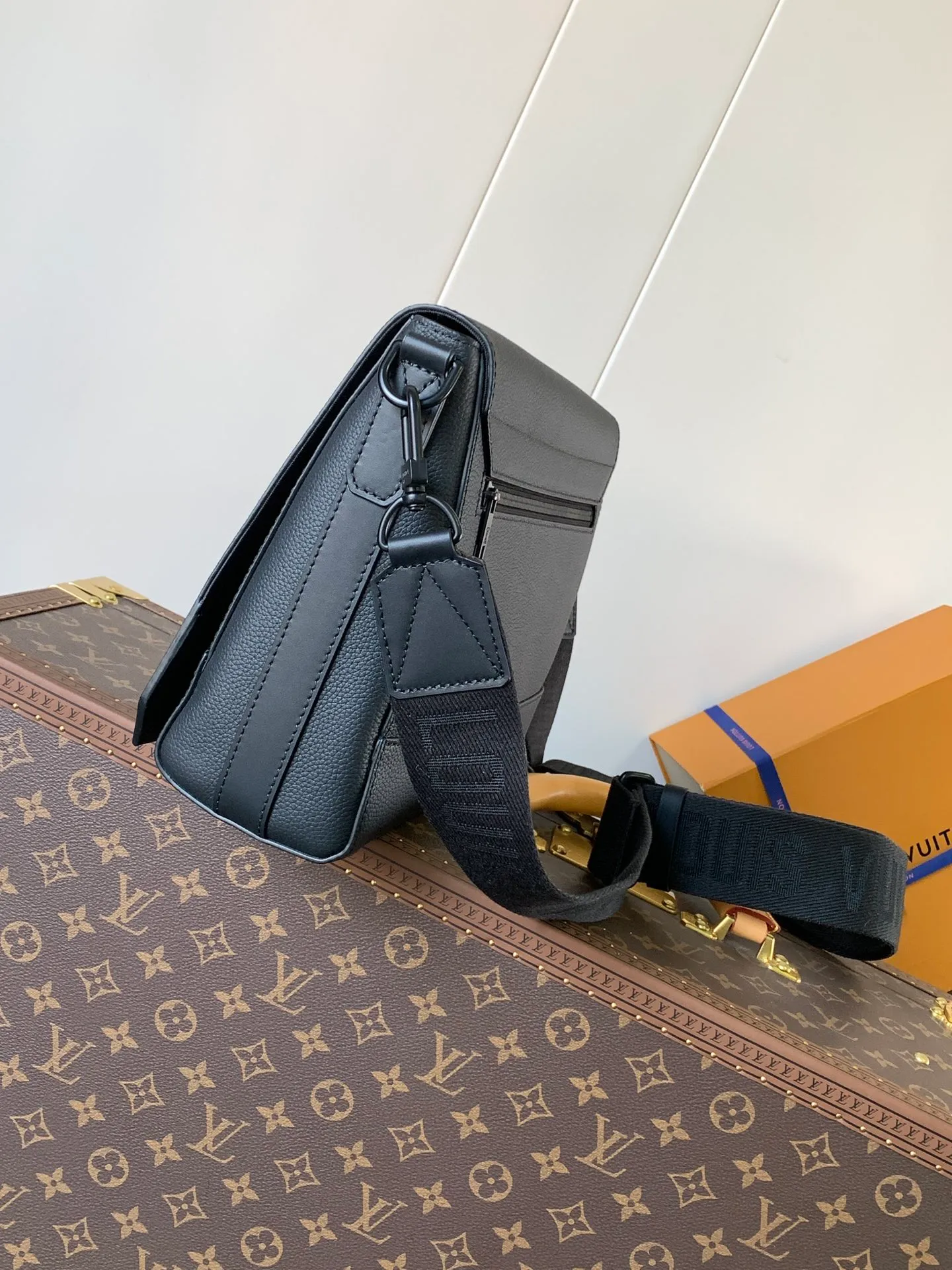 💰1120 (top layer leather) top original order M57080 black M21363 blue 22505 asphalt gray 23709 navy blue top original order transcoding chip LV Aerogram The minimalist design of the messenger bag is full of trendy atmosphere: the customizable label on the fine cow leather surface looks like the stamps on old aviation letterheads, the right-angled flap opens the interior space, which can accommodate mobile phones, tablets and documents, and the zippered back pocket securely stores valuables. 27.0