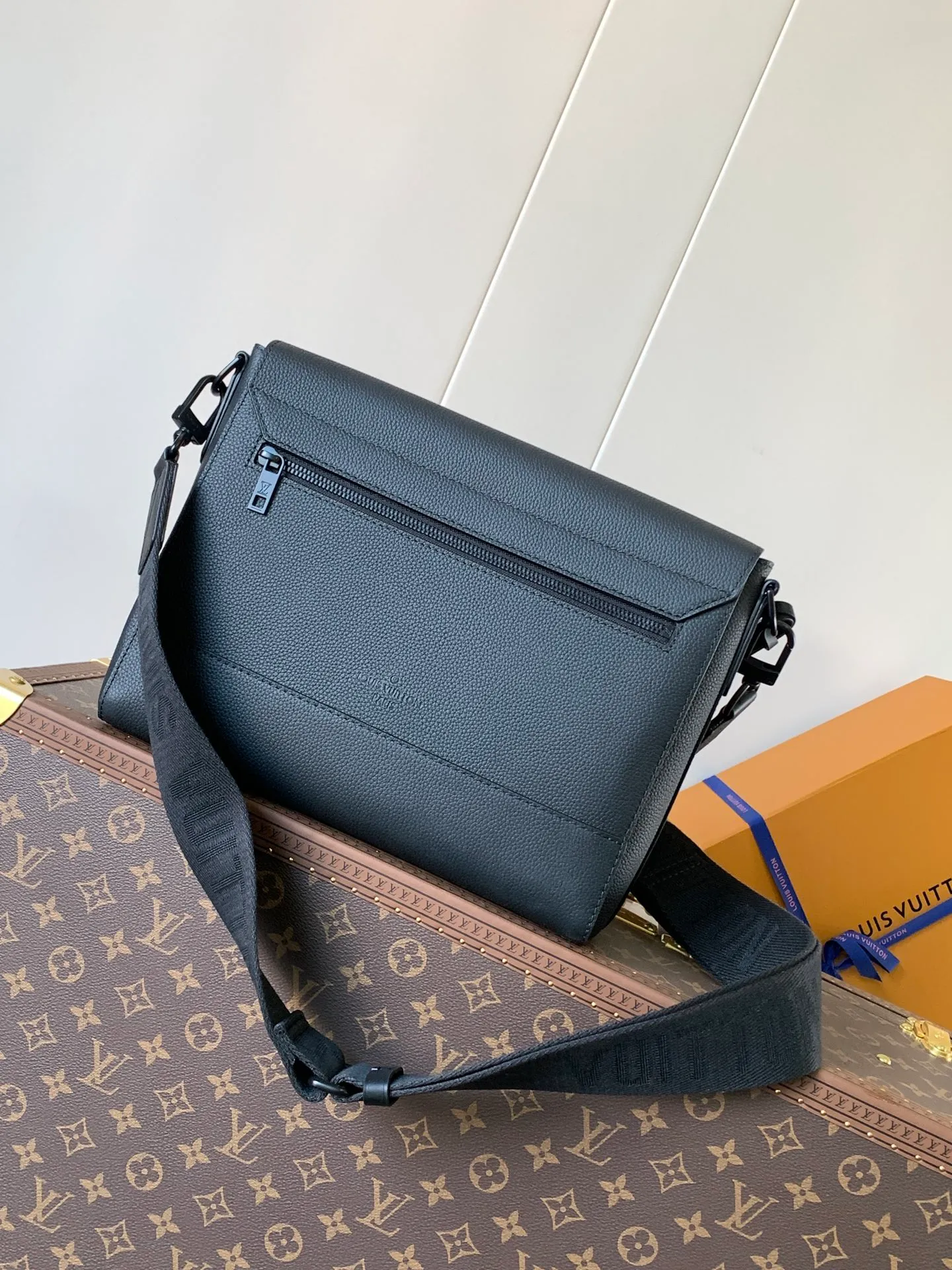 💰1120 (top layer leather) top original order M57080 black M21363 blue 22505 asphalt gray 23709 navy blue top original order transcoding chip LV Aerogram The minimalist design of the messenger bag is full of trendy atmosphere: the customizable label on the fine cow leather surface looks like the stamps on old aviation letterheads, the right-angled flap opens the interior space, which can accommodate mobile phones, tablets and documents, and the zippered back pocket securely stores valuables. 27.0