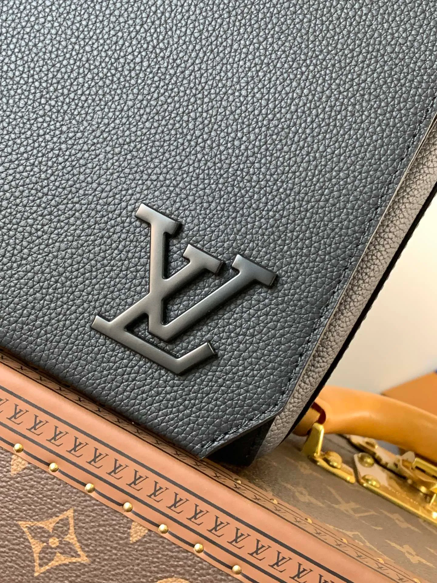 💰1120 (top layer leather) top original order M57080 black M21363 blue 22505 asphalt gray 23709 navy blue top original order transcoding chip LV Aerogram The minimalist design of the messenger bag is full of trendy atmosphere: the customizable label on the fine cow leather surface looks like the stamps on old aviation letterheads, the right-angled flap opens the interior space, which can accommodate mobile phones, tablets and documents, and the zippered back pocket securely stores valuables. 27.0