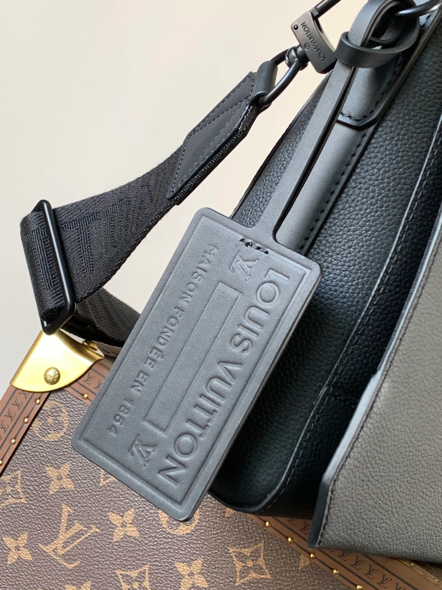 💰1120 (top layer leather) top original order M57080 black M21363 blue 22505 asphalt gray 23709 navy blue top original order transcoding chip LV Aerogram The minimalist design of the messenger bag is full of trendy atmosphere: the customizable label on the fine cow leather surface looks like the stamps on old aviation letterheads, the right-angled flap opens the interior space, which can accommodate mobile phones, tablets and documents, and the zippered back pocket securely stores valuables. 27.0