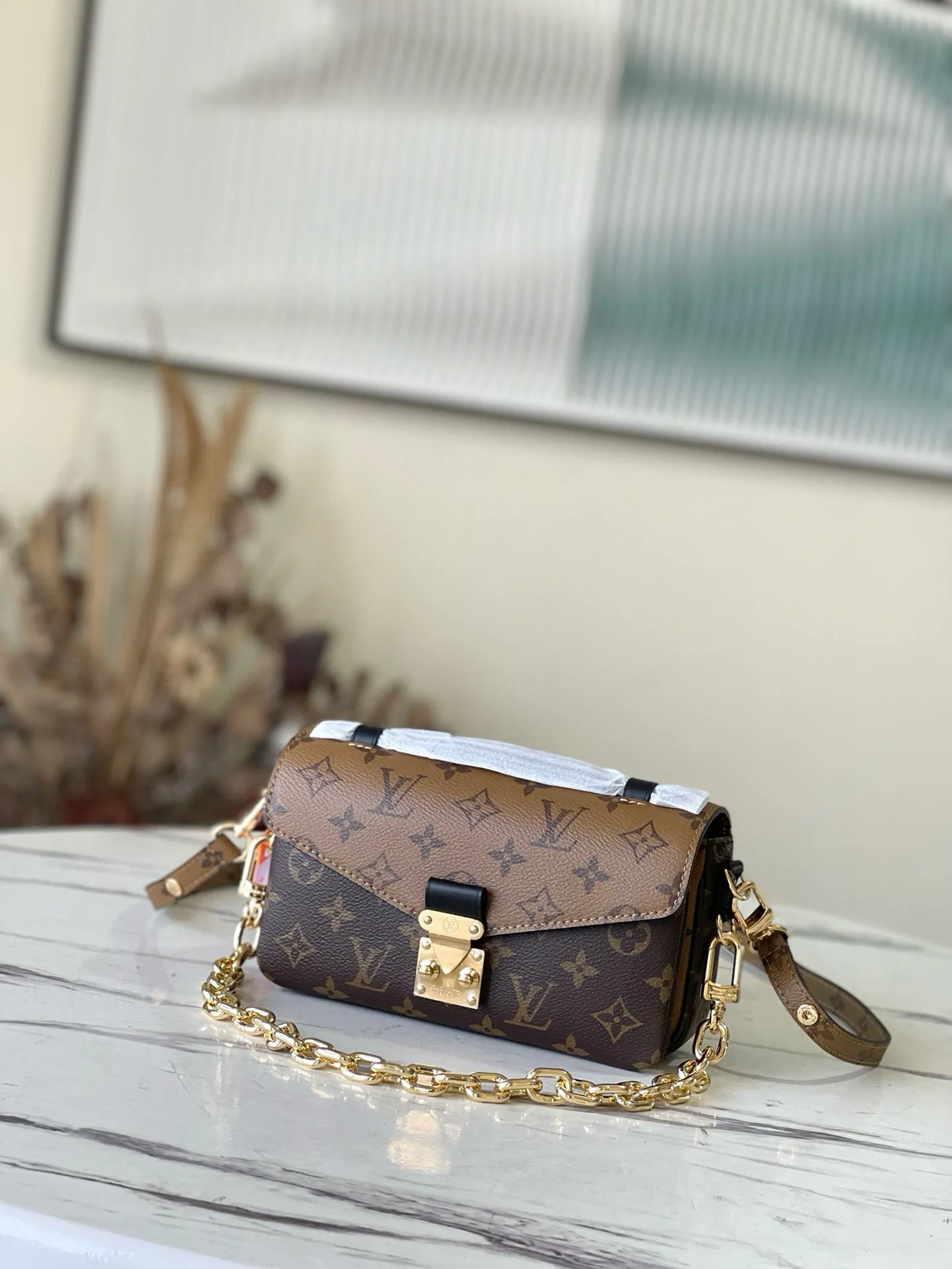 💰800 (Steel Hardware) Top Original M46279 Yellow Flower Pochette Métis East West handbag is made of Monogram canvas, cow leather trim and S-lock lock. While continuing the classic elements, it also has modern details such as a short chain on the shoulder. Generously constructed with compartments, zippered interior and exterior pockets to easily store your iPhone 13. Dimensions: 21.5 x 13.5 x 6 cm