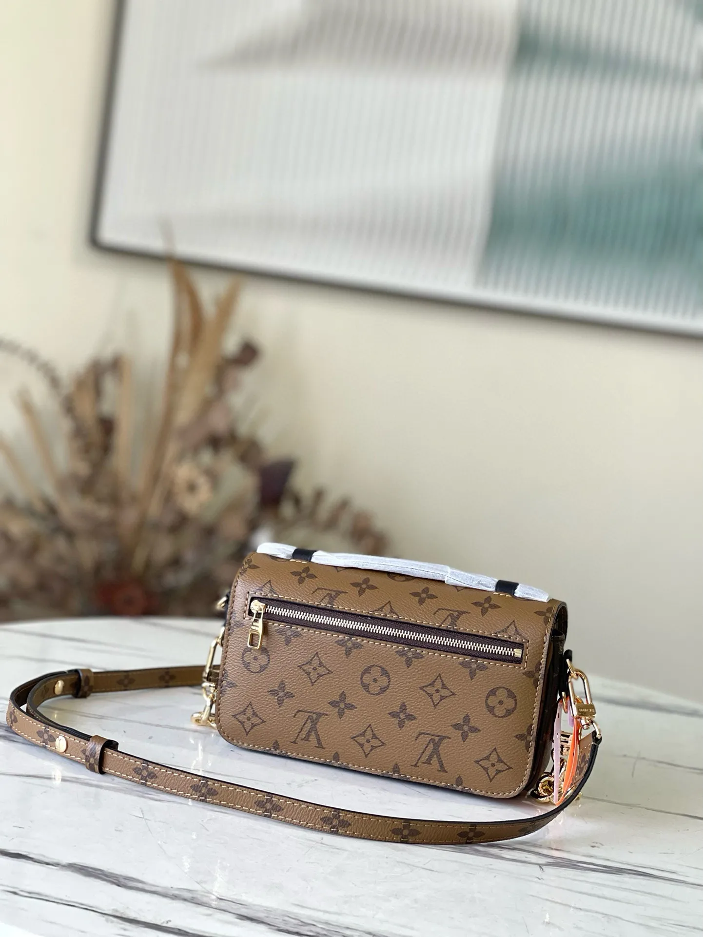 💰800 (Steel Hardware) Top Original M46279 Yellow Flower Pochette Métis East West handbag is made of Monogram canvas, cow leather trim and S-lock lock. While continuing the classic elements, it also has modern details such as a short chain on the shoulder. Generously constructed with compartments, zippered interior and exterior pockets to easily store your iPhone 13. Dimensions: 21.5 x 13.5 x 6 cm