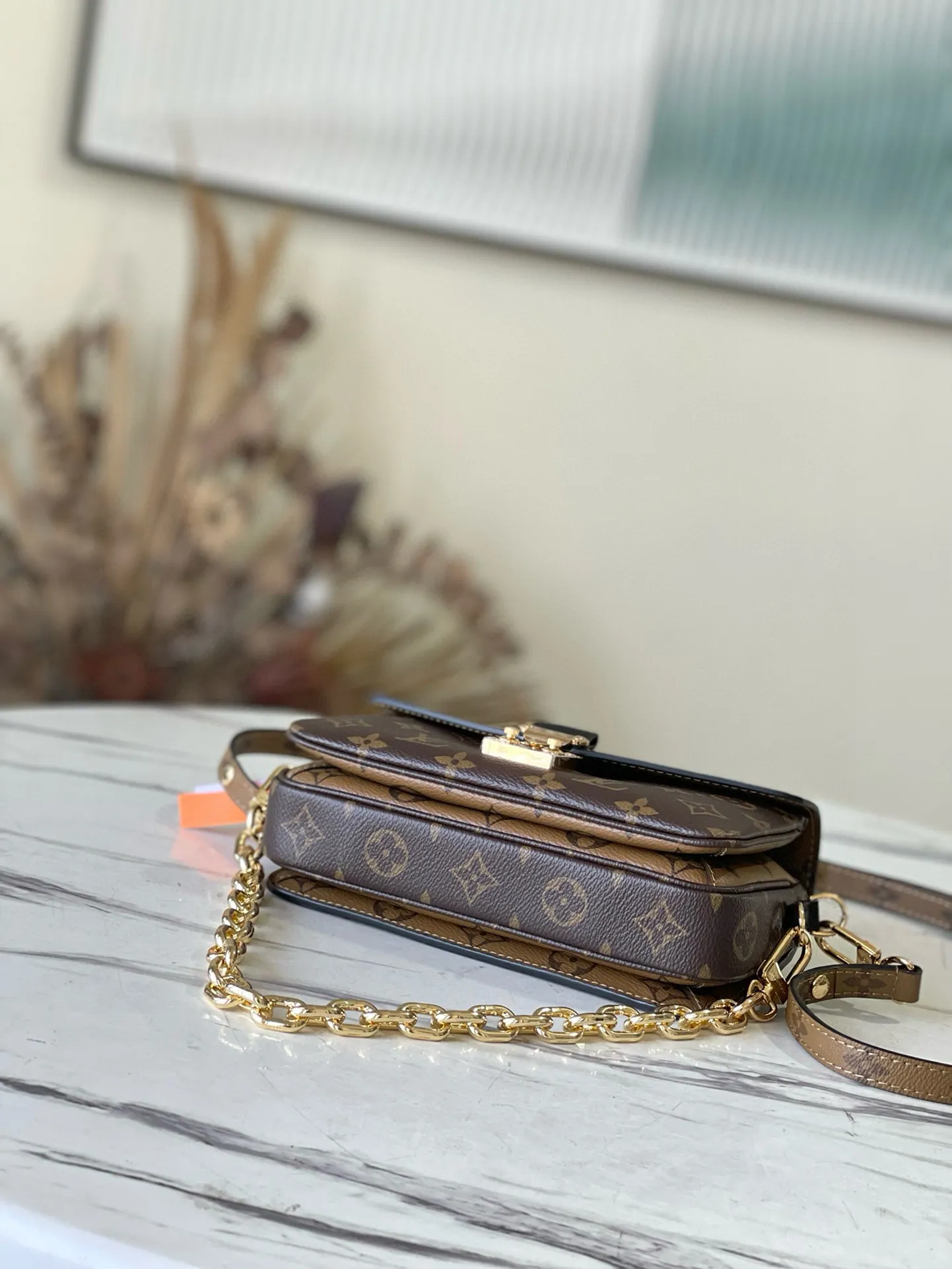 💰800 (Steel Hardware) Top Original M46279 Yellow Flower Pochette Métis East West handbag is made of Monogram canvas, cow leather trim and S-lock lock. While continuing the classic elements, it also has modern details such as a short chain on the shoulder. Generously constructed with compartments, zippered interior and exterior pockets to easily store your iPhone 13. Dimensions: 21.5 x 13.5 x 6 cm