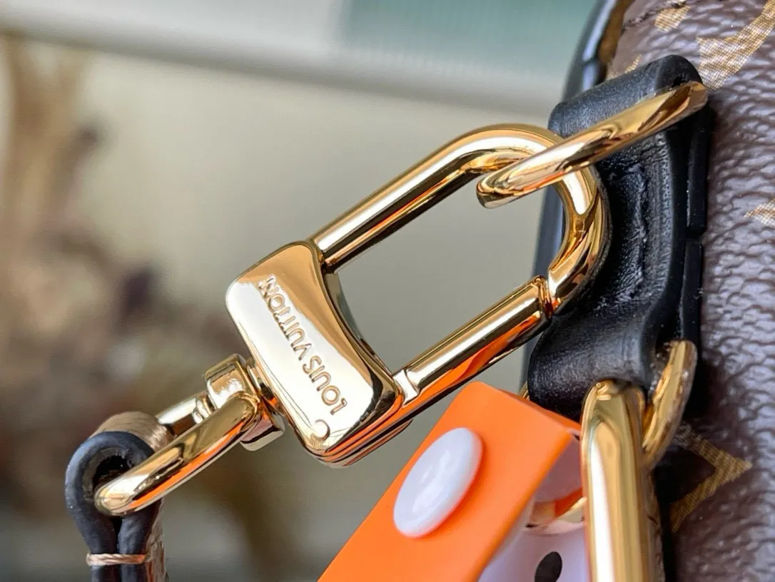 💰800 (Steel Hardware) Top Original M46279 Yellow Flower Pochette Métis East West handbag is made of Monogram canvas, cow leather trim and S-lock lock. While continuing the classic elements, it also has modern details such as a short chain on the shoulder. Generously constructed with compartments, zippered interior and exterior pockets to easily store your iPhone 13. Dimensions: 21.5 x 13.5 x 6 cm