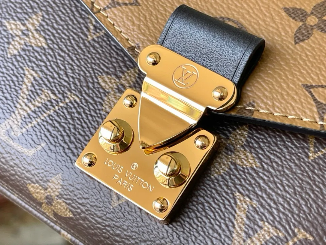 💰800 (Steel Hardware) Top Original M46279 Yellow Flower Pochette Métis East West handbag is made of Monogram canvas, cow leather trim and S-lock lock. While continuing the classic elements, it also has modern details such as a short chain on the shoulder. Generously constructed with compartments, zippered interior and exterior pockets to easily store your iPhone 13. Dimensions: 21.5 x 13.5 x 6 cm