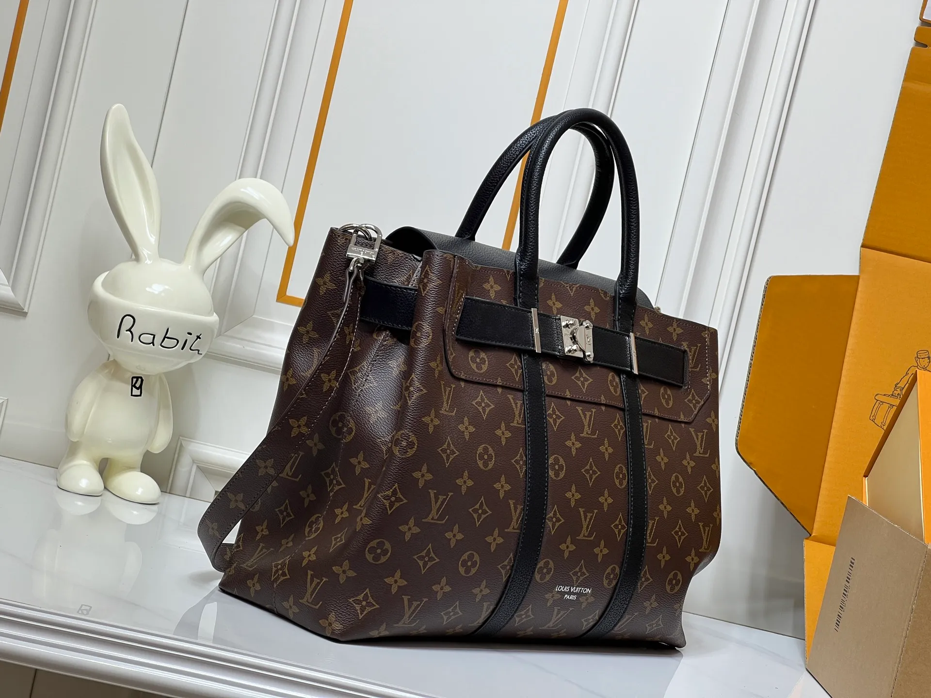 Batch 380💰Upgraded original M23153 M23154 M11663 This Georges Tote medium handbag is made of Cuir Millesime grained cow leather, with deep tones to enhance the elegance, and the S-lock lock, extended handle and unique silhouette highlight the avant-garde style. The cow leather is sourced from Domaine des Massifs, ensuring excellent quality and ethical farming principles. Dimensions: 41.0 x 29.0 x 14.0 cm (length x height x width)