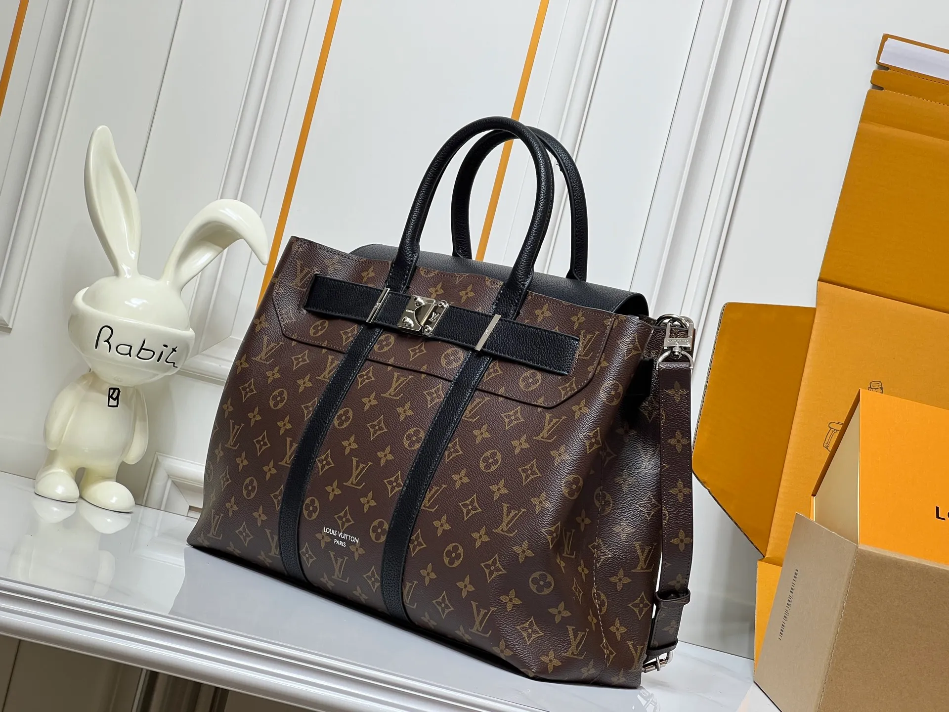 Batch 380💰Upgraded original M23153 M23154 M11663 This Georges Tote medium handbag is made of Cuir Millesime grained cow leather, with deep tones to enhance the elegance, and the S-lock lock, extended handle and unique silhouette highlight the avant-garde style. The cow leather is sourced from Domaine des Massifs, ensuring excellent quality and ethical farming principles. Dimensions: 41.0 x 29.0 x 14.0 cm (length x height x width)