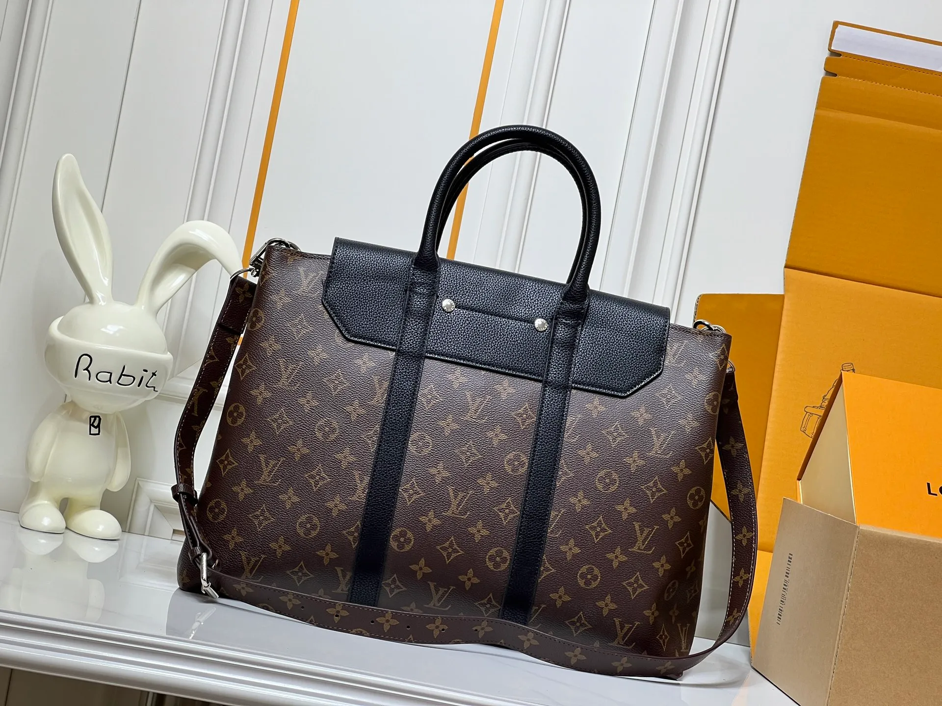 Batch 380💰Upgraded original M23153 M23154 M11663 This Georges Tote medium handbag is made of Cuir Millesime grained cow leather, with deep tones to enhance the elegance, and the S-lock lock, extended handle and unique silhouette highlight the avant-garde style. The cow leather is sourced from Domaine des Massifs, ensuring excellent quality and ethical farming principles. Dimensions: 41.0 x 29.0 x 14.0 cm (length x height x width)