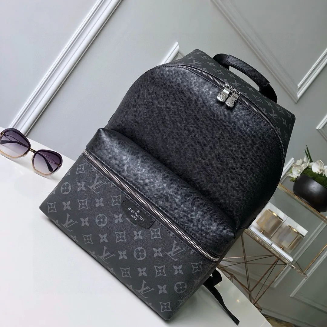💰940 (top-grain leather) top-quality original actual photos 😍😍 [DISCOVERY] Small Backpack 30230 Discovery small backpack combines Monogram canvas and Taïga leather to reinterpret the classic campus trend design. The glossy exterior wraps around two internal pockets and an internal iPad pocket, and two adjustable leather straps ensure comfortable carrying. Size: 40x30x20cm