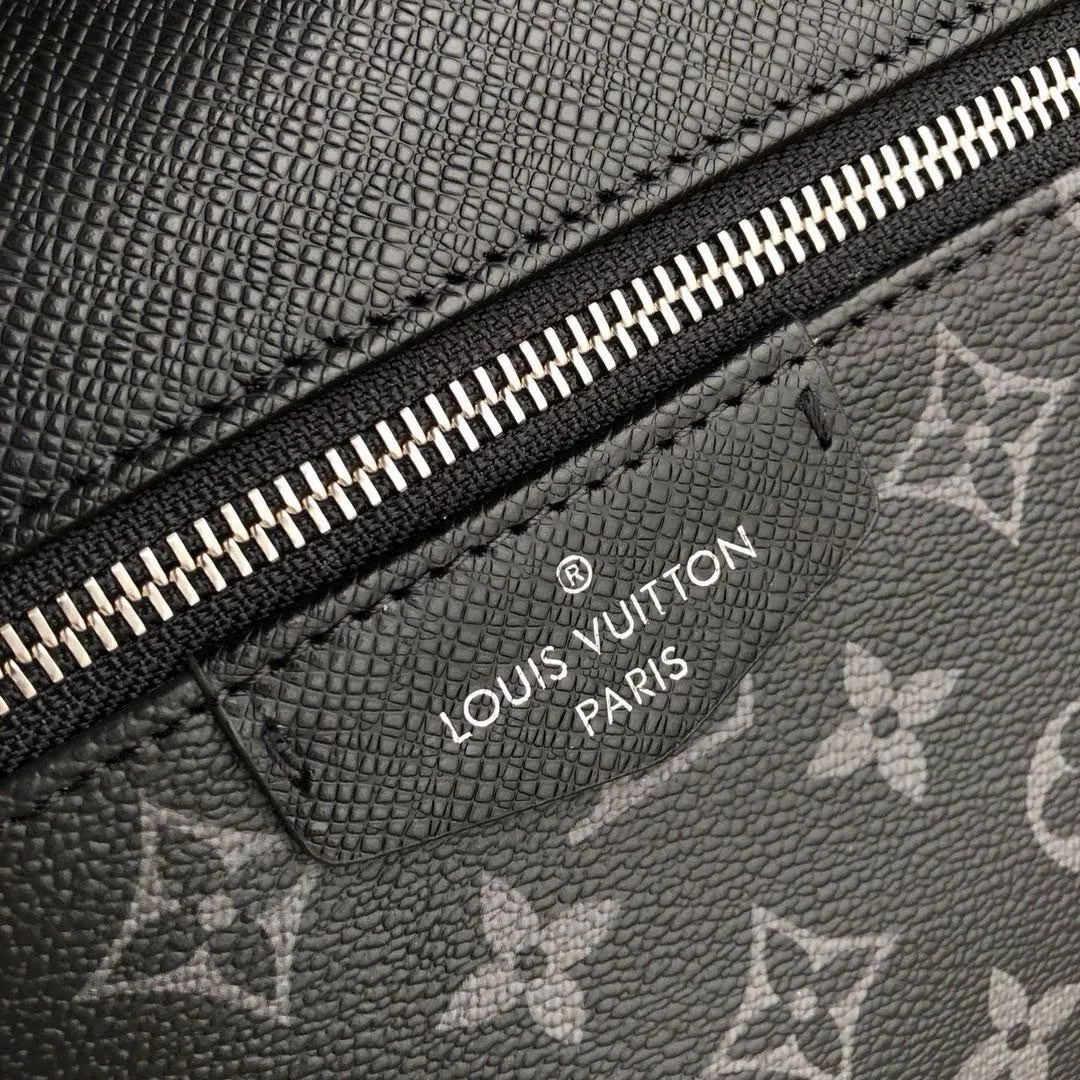 💰940 (top-grain leather) top-quality original actual photos 😍😍 [DISCOVERY] Small Backpack 30230 Discovery small backpack combines Monogram canvas and Taïga leather to reinterpret the classic campus trend design. The glossy exterior wraps around two internal pockets and an internal iPad pocket, and two adjustable leather straps ensure comfortable carrying. Size: 40x30x20cm