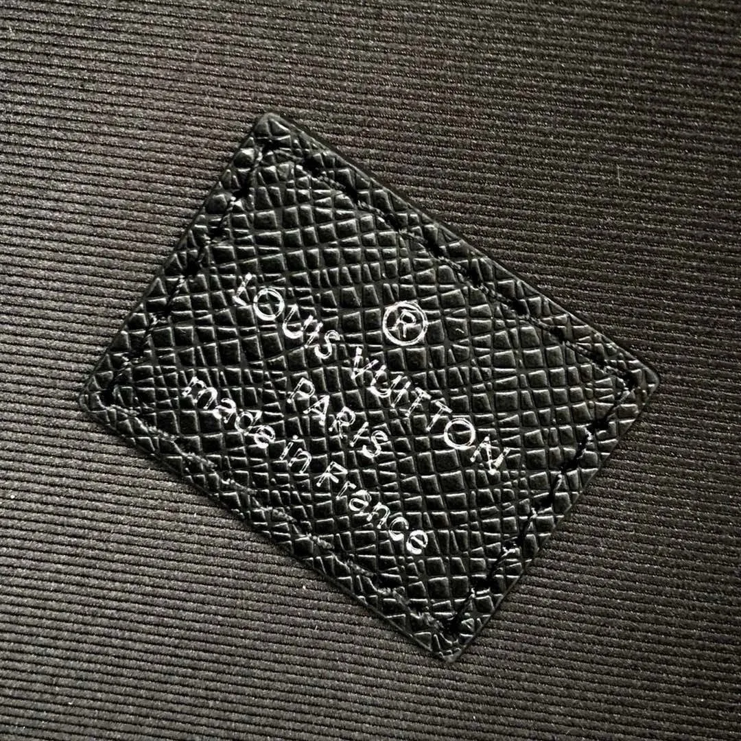 💰940 (top-grain leather) top-quality original actual photos 😍😍 [DISCOVERY] Small Backpack 30230 Discovery small backpack combines Monogram canvas and Taïga leather to reinterpret the classic campus trend design. The glossy exterior wraps around two internal pockets and an internal iPad pocket, and two adjustable leather straps ensure comfortable carrying. Size: 40x30x20cm