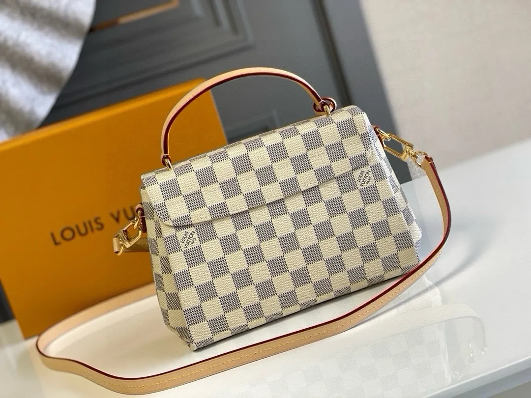 💰800 Top Original N41581 CROISETTE Handbag This small and comfortable Croisette handbag has exquisite details and complete functions, enough to become your new favorite. Removable tassels add a playful touch to the elegant design. Versatile, it can be handheld, carried on the shoulder, or carried cross-body. Detailed features 25 x 17 x 9.5 cm (Length x Height x Width) Exterior in Damier Azur coated canvas Natural cowhide leather trim Pink fabric lining Gold-tone hardware Flap and buckle closure Removable tassel in natural cowhide leather Flat inner bag Shoulder strap: removable, not adjustable Half-length strap: 56.0 cm Handle: Single handle