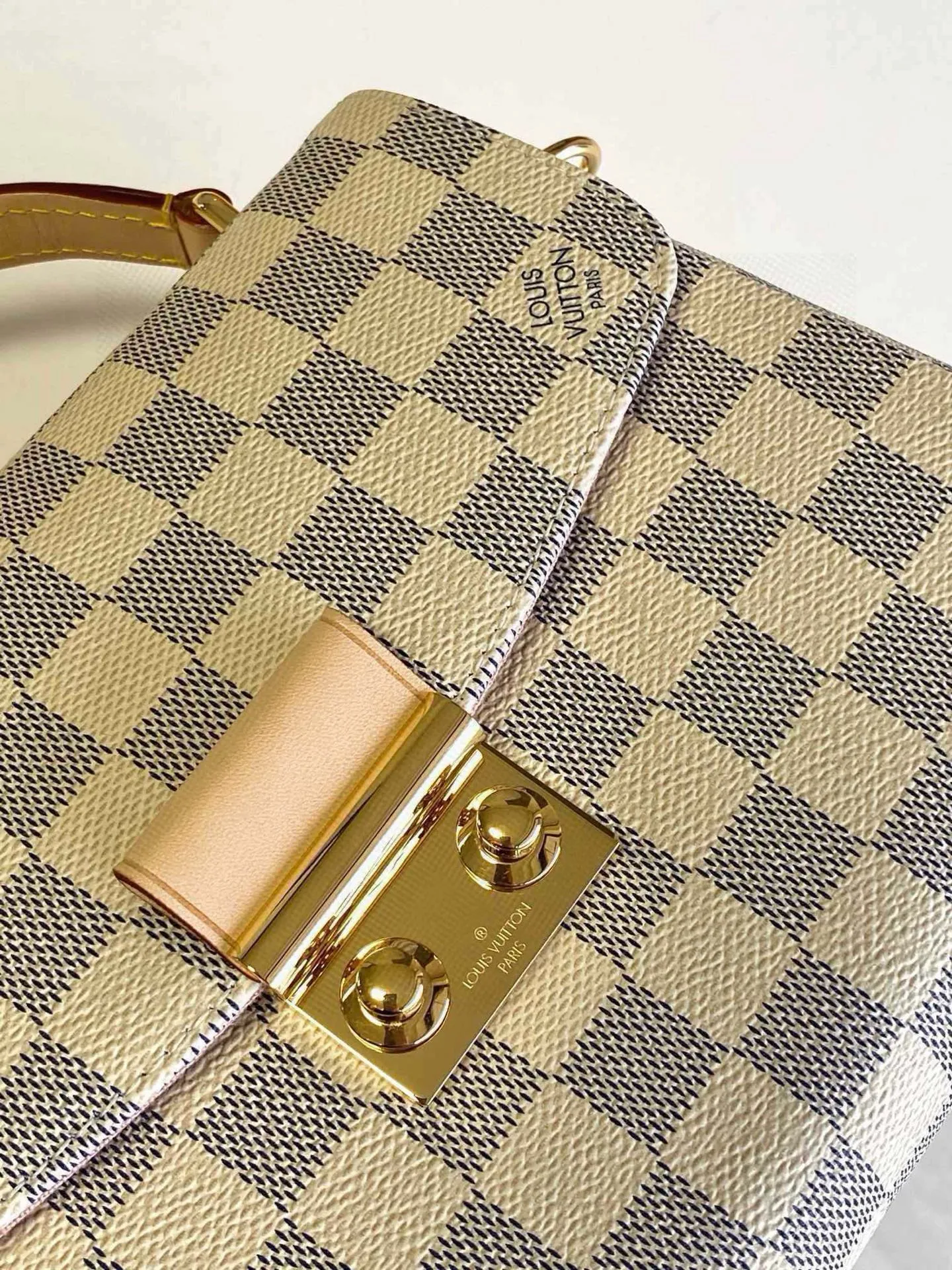 💰800 Top Original N41581 CROISETTE Handbag This small and comfortable Croisette handbag has exquisite details and complete functions, enough to become your new favorite. Removable tassels add a playful touch to the elegant design. Versatile, it can be handheld, carried on the shoulder, or carried cross-body. Detailed features 25 x 17 x 9.5 cm (Length x Height x Width) Exterior in Damier Azur coated canvas Natural cowhide leather trim Pink fabric lining Gold-tone hardware Flap and buckle closure Removable tassel in natural cowhide leather Flat inner bag Shoulder strap: removable, not adjustable Half-length strap: 56.0 cm Handle: Single handle