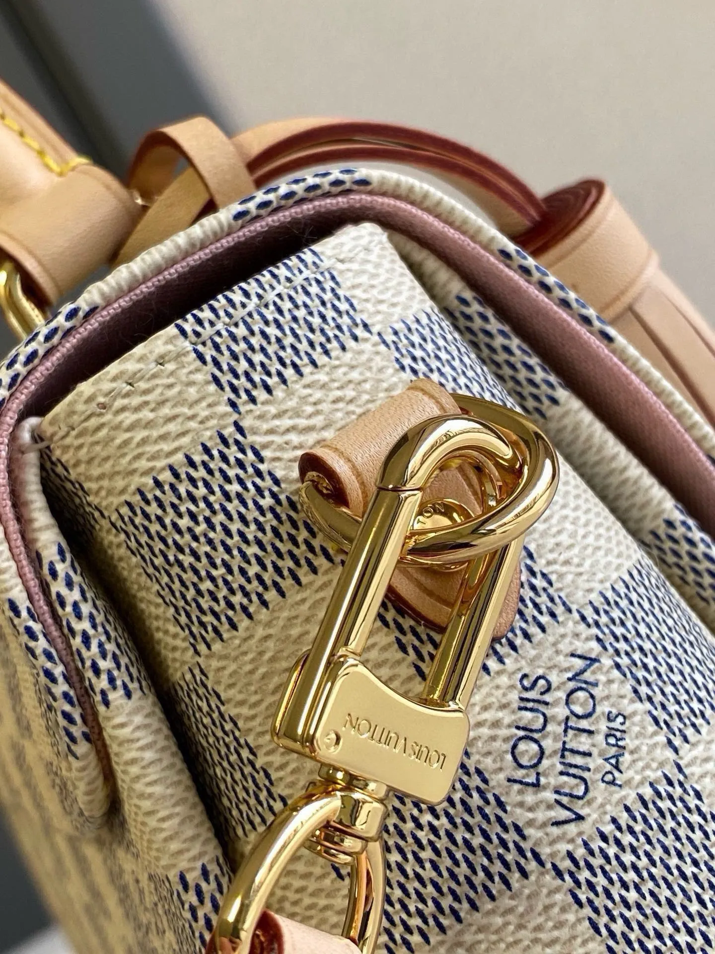 💰800 Top Original N41581 CROISETTE Handbag This small and comfortable Croisette handbag has exquisite details and complete functions, enough to become your new favorite. Removable tassels add a playful touch to the elegant design. Versatile, it can be handheld, carried on the shoulder, or carried cross-body. Detailed features 25 x 17 x 9.5 cm (Length x Height x Width) Exterior in Damier Azur coated canvas Natural cowhide leather trim Pink fabric lining Gold-tone hardware Flap and buckle closure Removable tassel in natural cowhide leather Flat inner bag Shoulder strap: removable, not adjustable Half-length strap: 56.0 cm Handle: Single handle