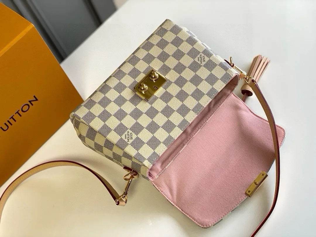 💰800 Top Original N41581 CROISETTE Handbag This small and comfortable Croisette handbag has exquisite details and complete functions, enough to become your new favorite. Removable tassels add a playful touch to the elegant design. Versatile, it can be handheld, carried on the shoulder, or carried cross-body. Detailed features 25 x 17 x 9.5 cm (Length x Height x Width) Exterior in Damier Azur coated canvas Natural cowhide leather trim Pink fabric lining Gold-tone hardware Flap and buckle closure Removable tassel in natural cowhide leather Flat inner bag Shoulder strap: removable, not adjustable Half-length strap: 56.0 cm Handle: Single handle