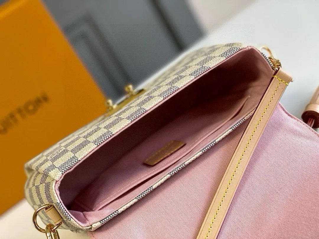 💰800 Top Original N41581 CROISETTE Handbag This small and comfortable Croisette handbag has exquisite details and complete functions, enough to become your new favorite. Removable tassels add a playful touch to the elegant design. Versatile, it can be handheld, carried on the shoulder, or carried cross-body. Detailed features 25 x 17 x 9.5 cm (Length x Height x Width) Exterior in Damier Azur coated canvas Natural cowhide leather trim Pink fabric lining Gold-tone hardware Flap and buckle closure Removable tassel in natural cowhide leather Flat inner bag Shoulder strap: removable, not adjustable Half-length strap: 56.0 cm Handle: Single handle