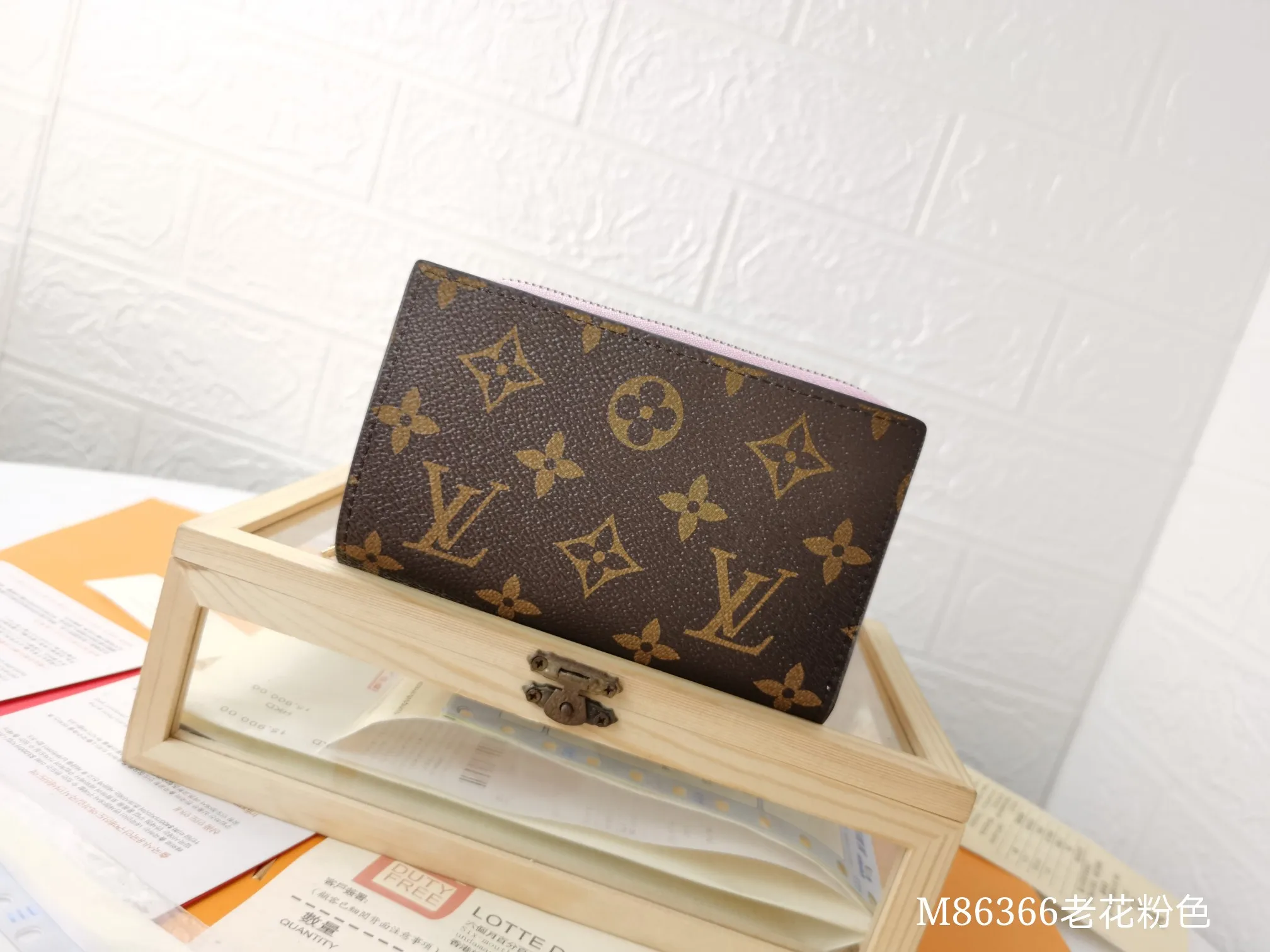 P140💰Top original version💎【Real shot with home background】M86366 is a checkered wallet that combines various styles and is made of canvas. It can carry credit cards, banknotes and money with you. The eye-catching buckle is engraved with the Louis Vuitton signature, and the gorgeous gold-toned brass rivets add sophistication.尺寸：13✖9cm
